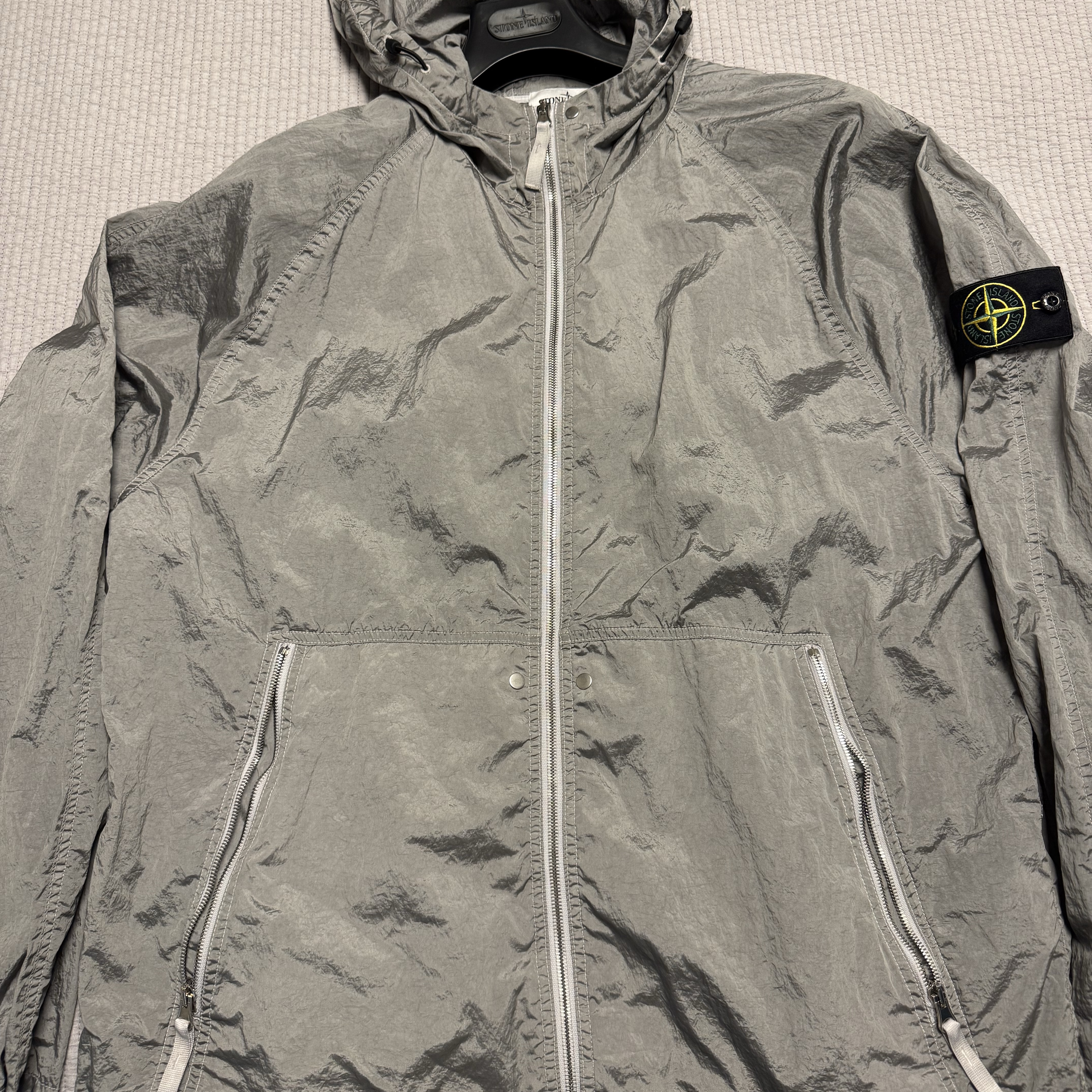 Stone Island 4100097 Nylon Metal Watro-Tc in Econyl Hooded Jacket Pearl Grey - 25SS, Stone Island 31019 Nylon Metal in Econyl Jogger Pants Black - 24FW 착용 스타일 - 5