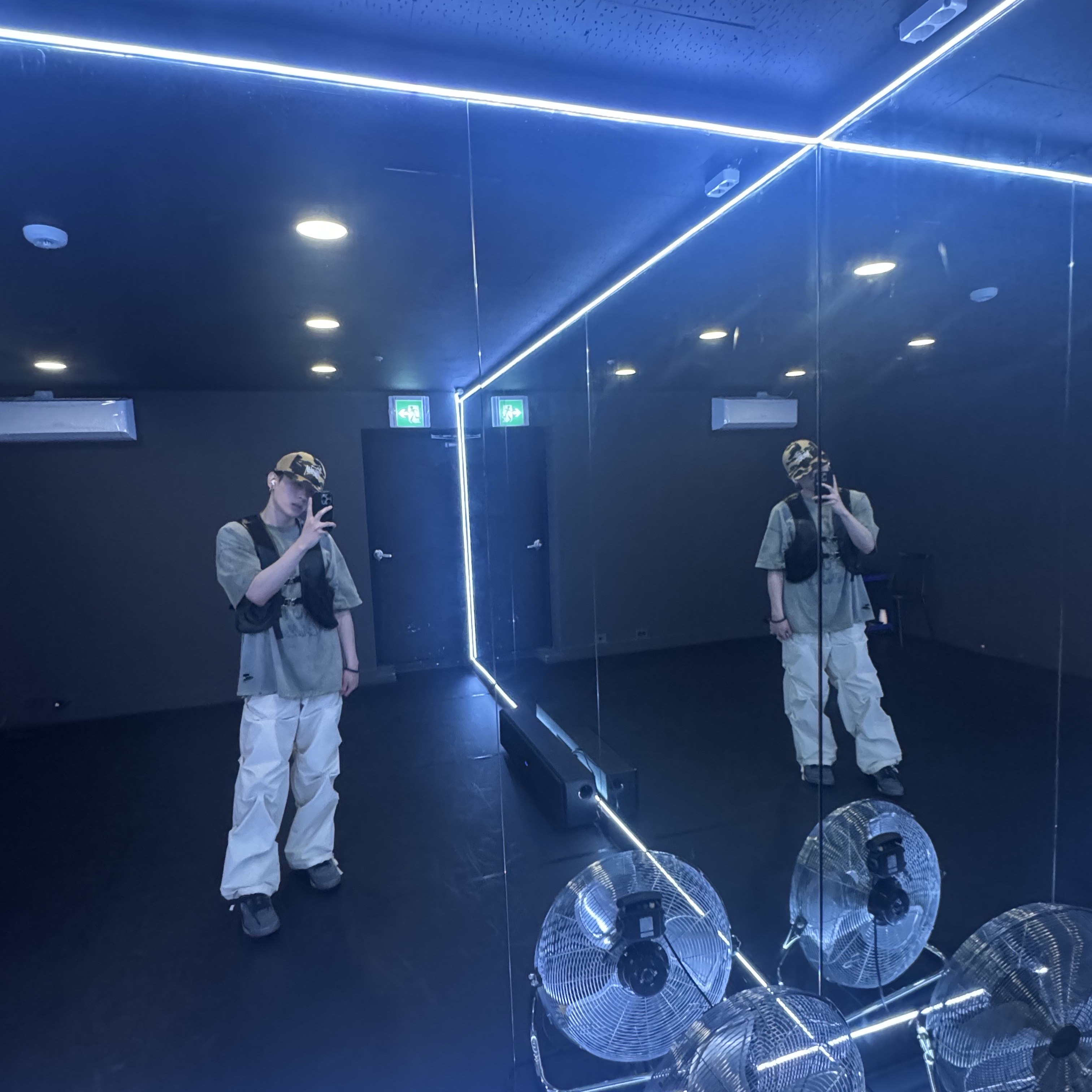 Jordan 5 x Off-White Retro SP Black Muslin, Stussy x BAPE Trucker Cap Yellow 착용 스타일 - 2