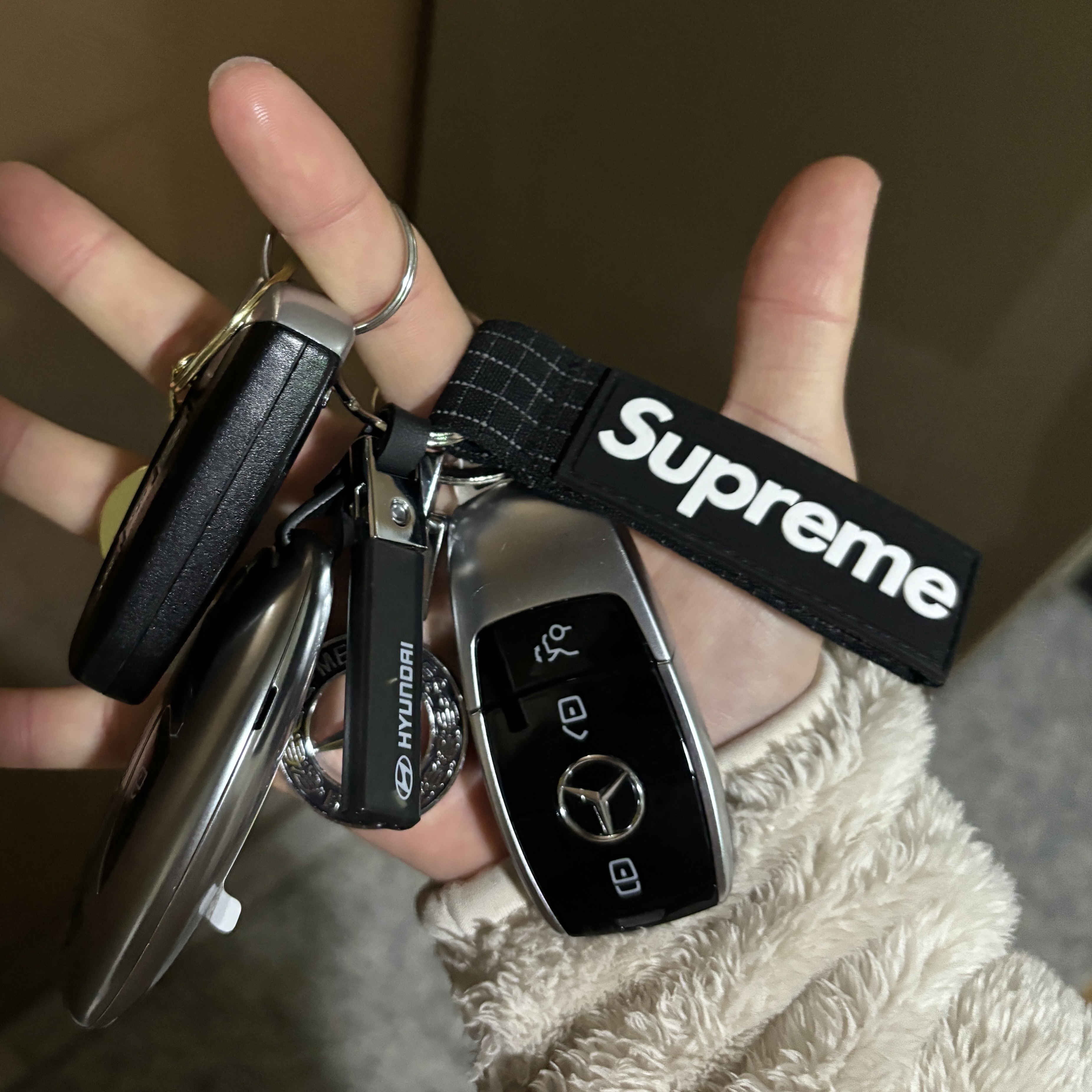 Supreme Ripstop Keychain Black - 24SS 착용 스타일