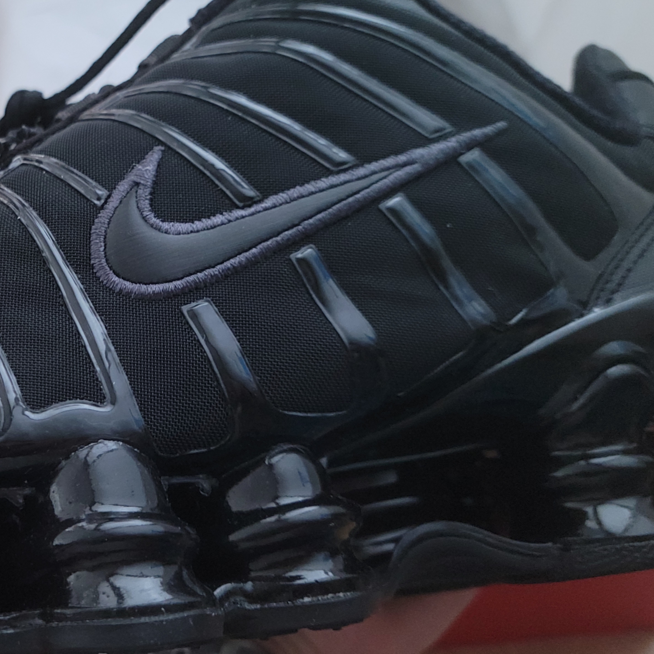 Nike Shox TL Black Metallic Hematite 착용 스타일 - 3
