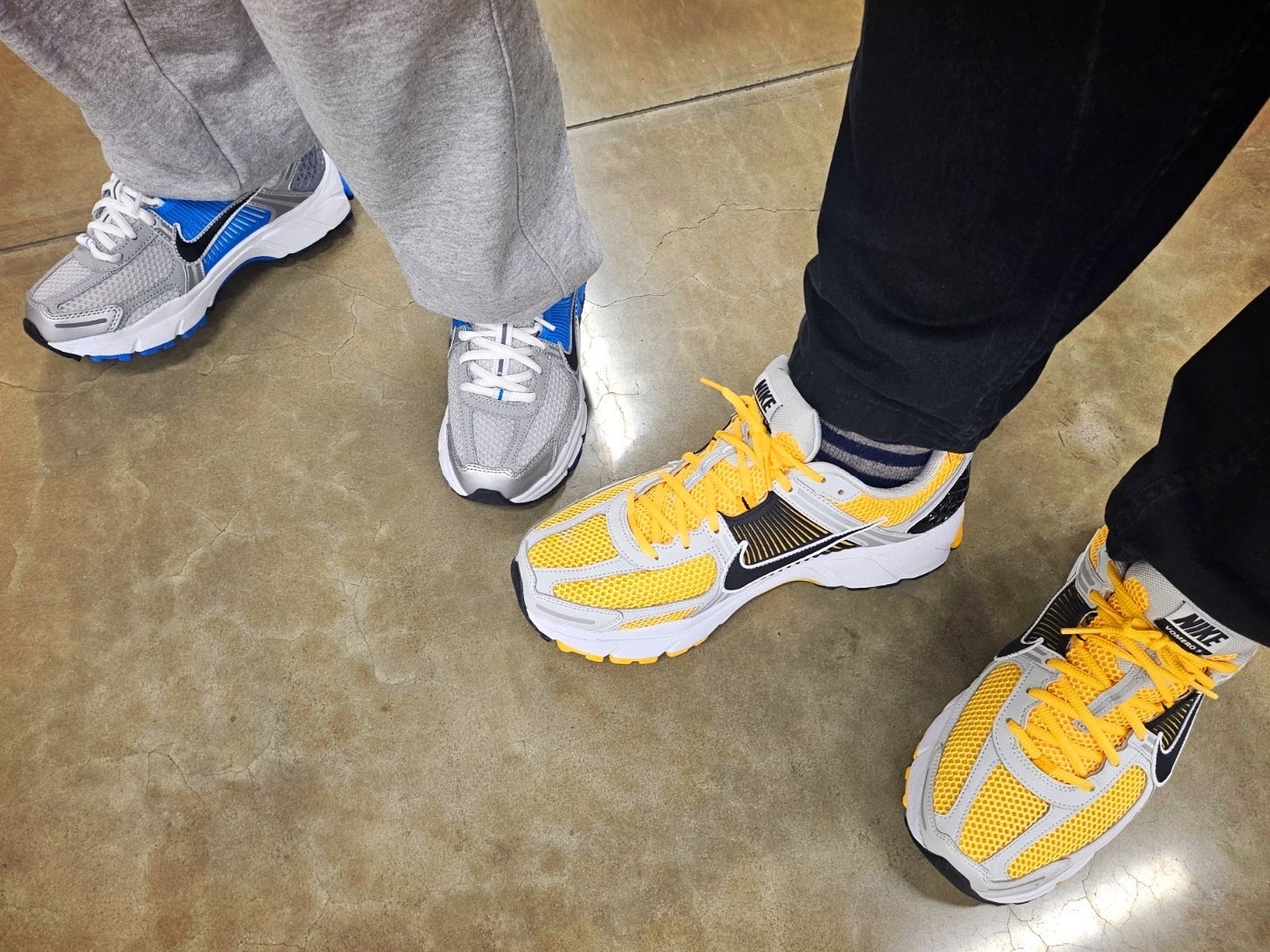 Nike Zoom Vomero 5 Photon Dust University Gold, (GS) Nike Zoom Vomero 5 White Pure Platinum 착용 스타일