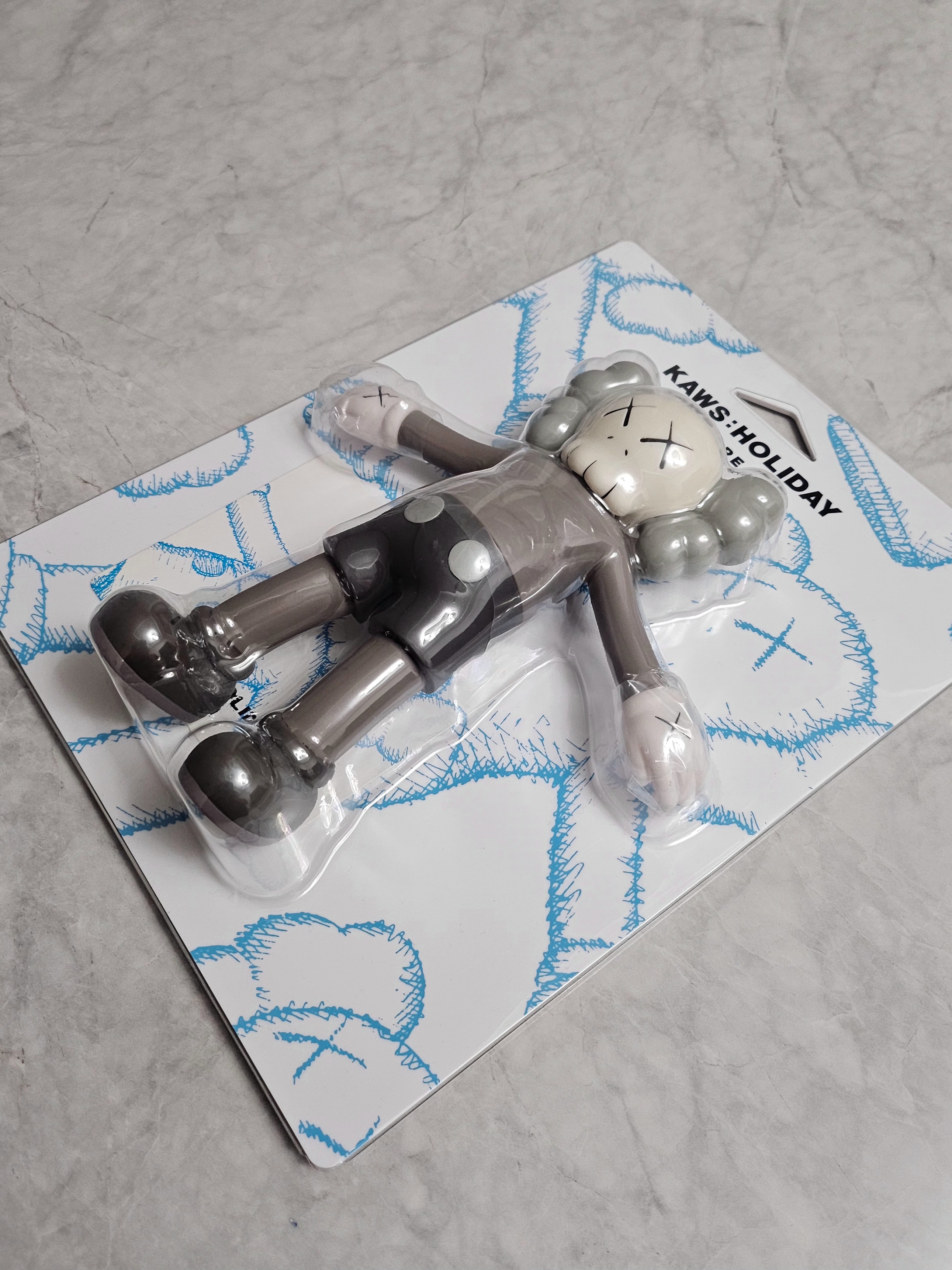 Kaws Holiday Korea Companion Bath Toy 착용 스타일