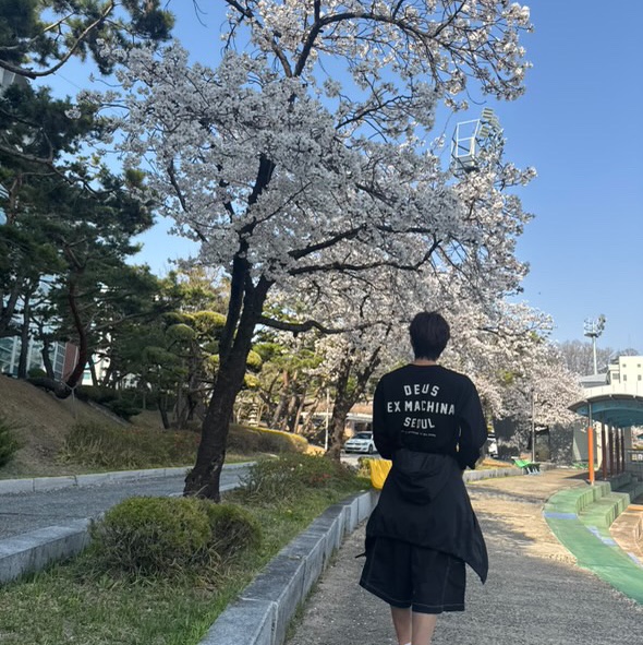 Deus Ex Machina Seoul College Long Sleeve T-Shirt Black 착용 스타일