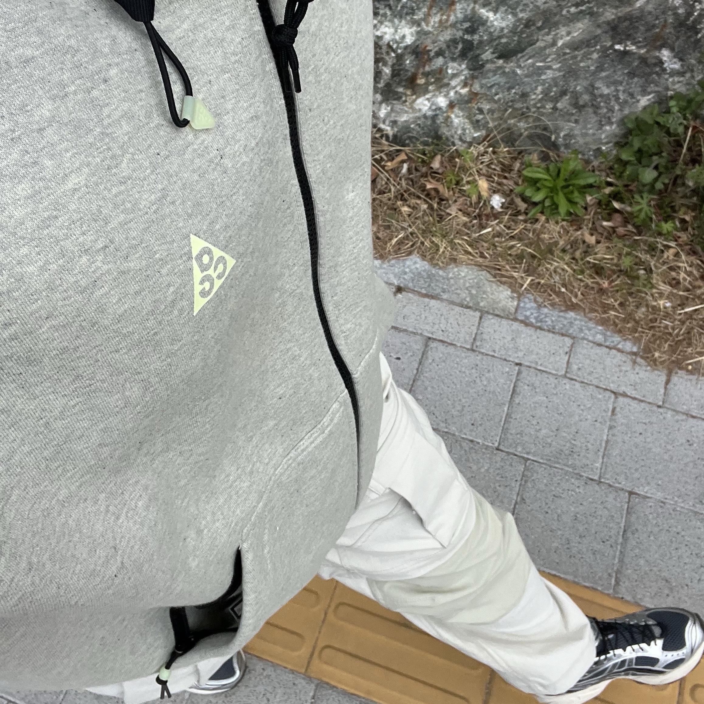 Asics Unlimited Gel-Kayano 14 Carrier Grey Black, Nike ACG Smith Summit Cargo Pants Light Bone - Asia 착용 스타일