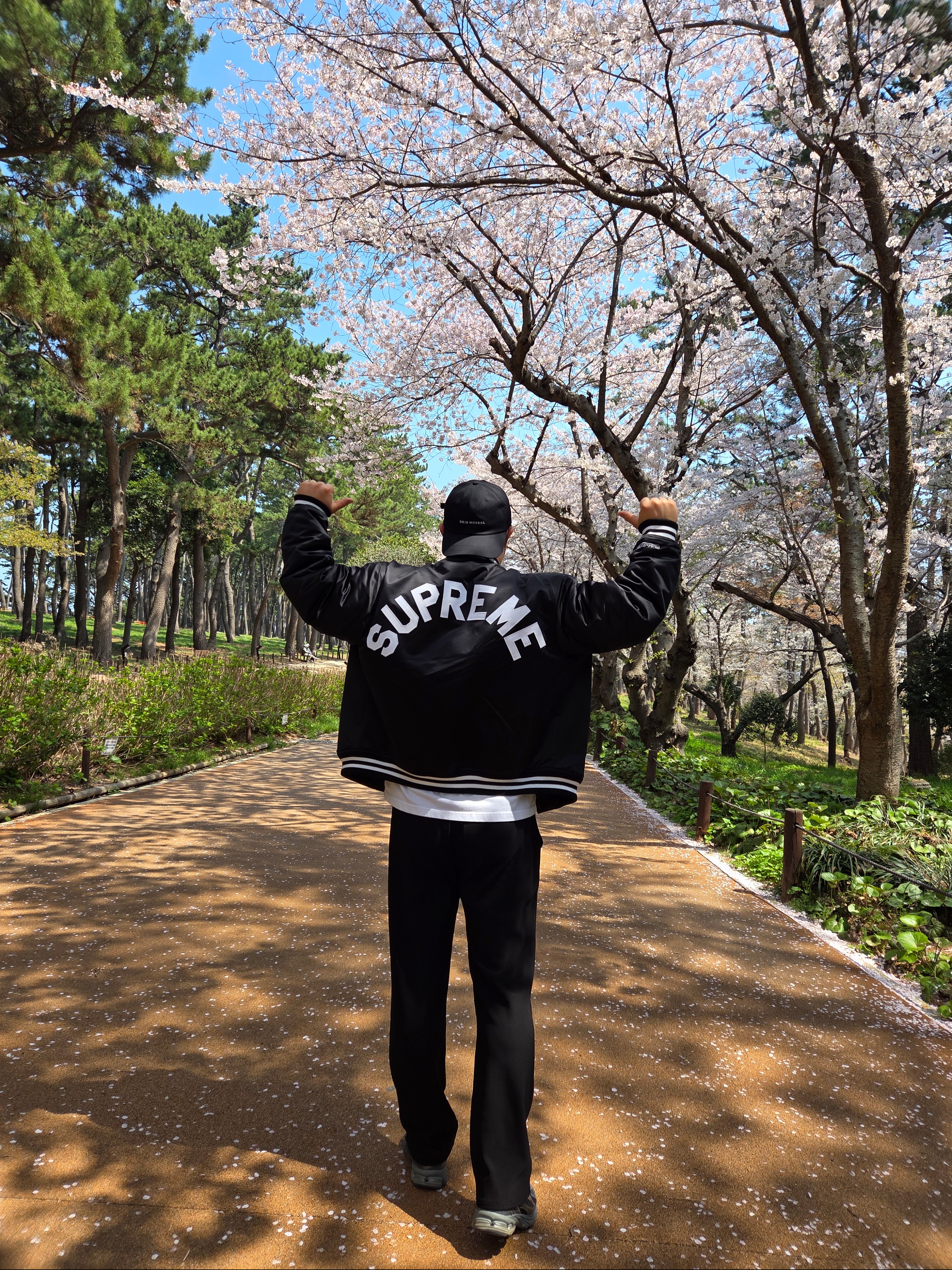 Supreme Mitchell & Ness Satin Varsity Jacket Black - 24FW 착용 스타일