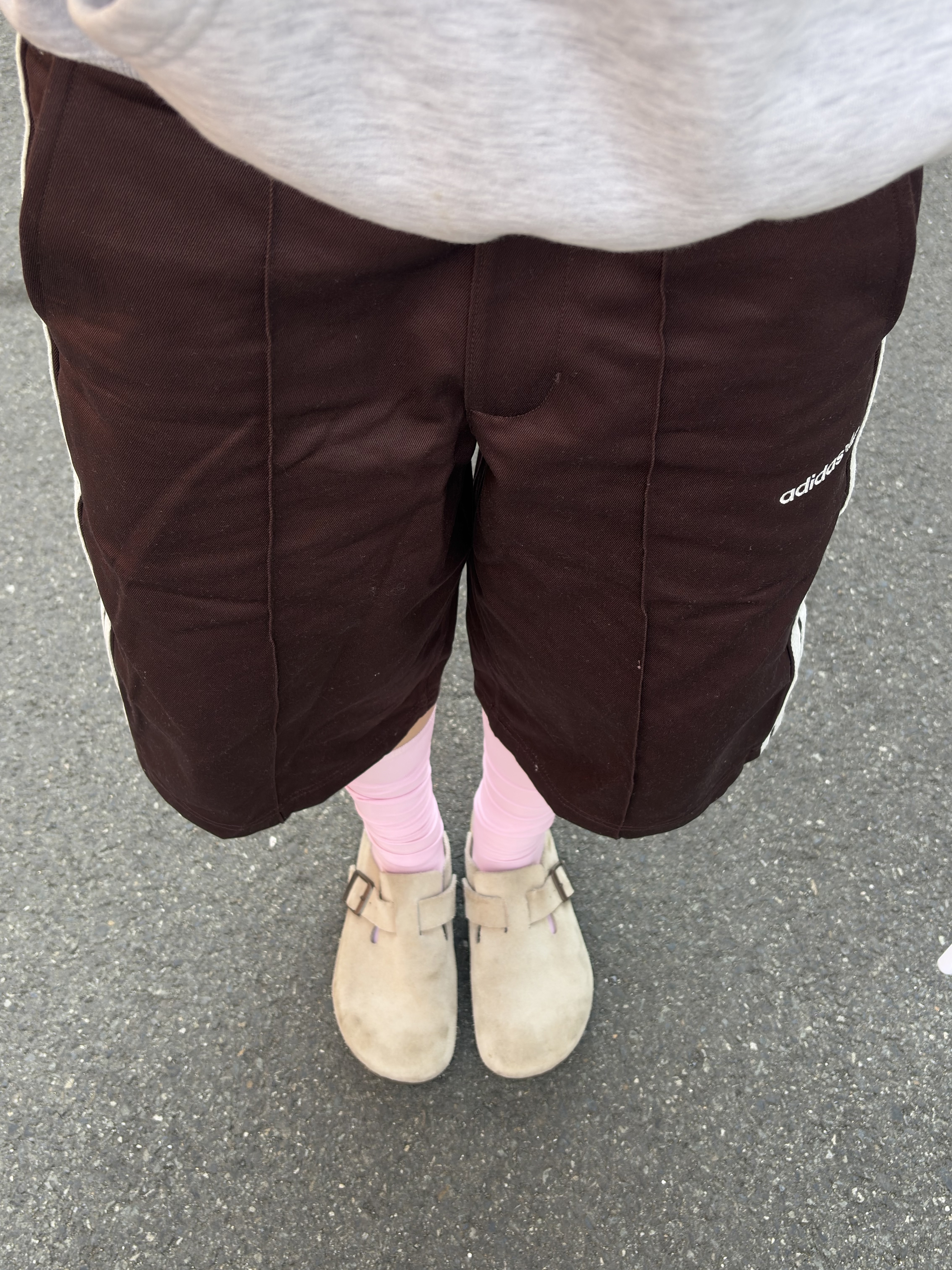 Adidas 80s Loose Buttoned 3-Stripes 11 Inch Bermuda Shorts Shadow Brown - KR Sizing, IAB Studio Hoodie Light Gray 착용 스타일 - 1