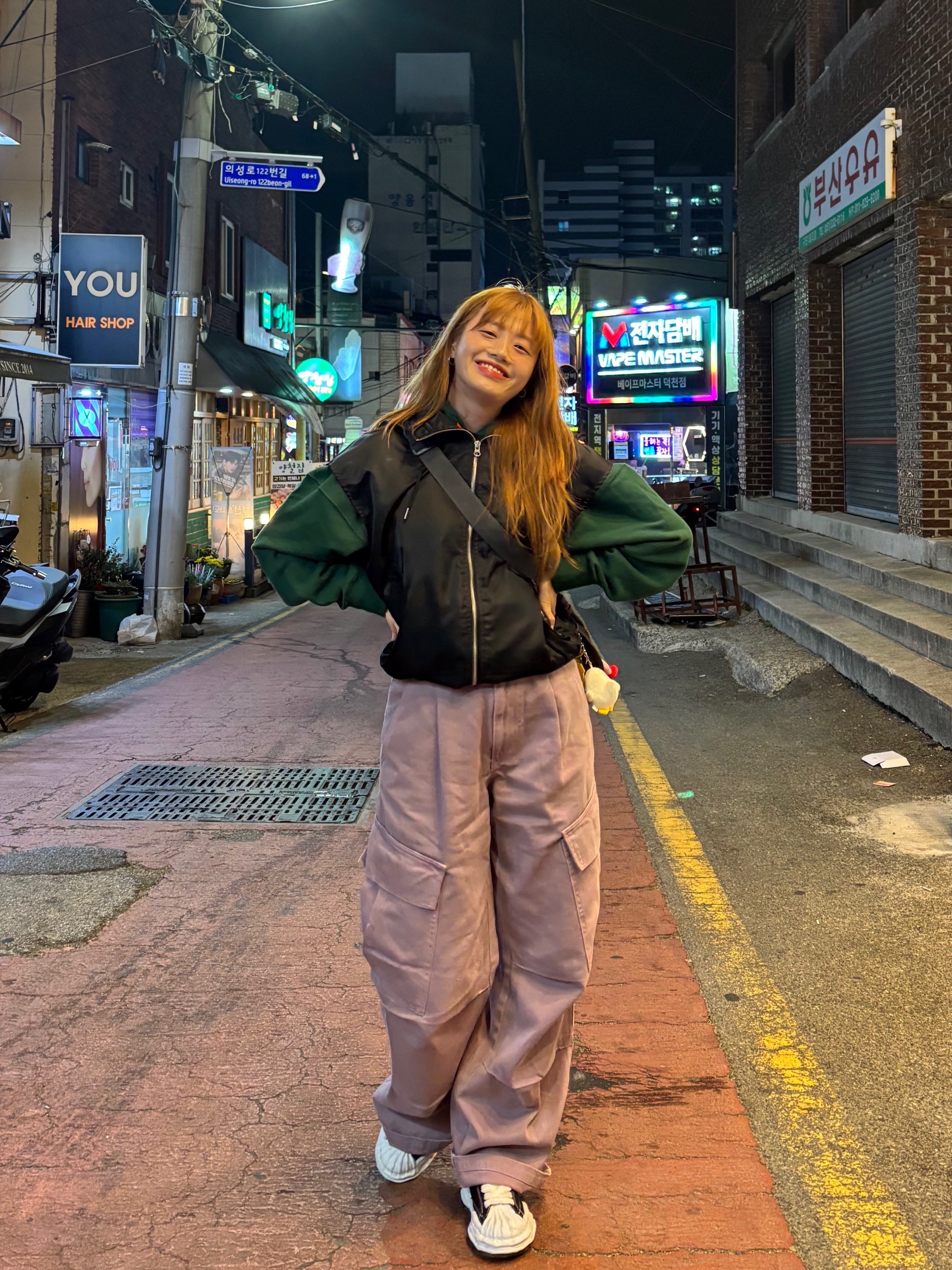 메종 미하라 야스히로 블레이키 OG 솔 캔버스 로우탑 스니커즈 블랙 화이트, 미스치프 라이트웨이트 플랫 크로스백 블랙 착용 스타일 - 1