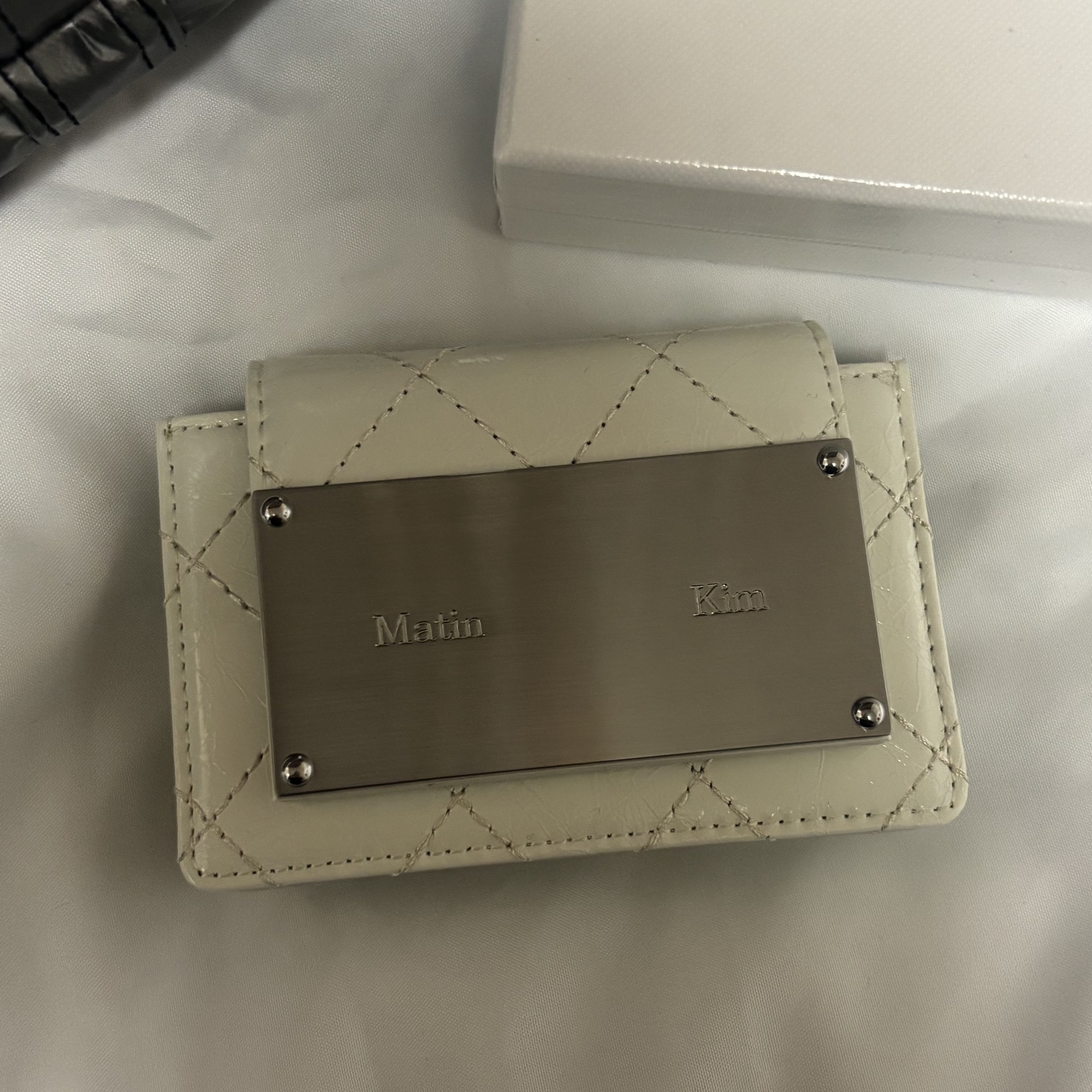 Matin Kim Quilting Accordion Wallet White 착용 스타일