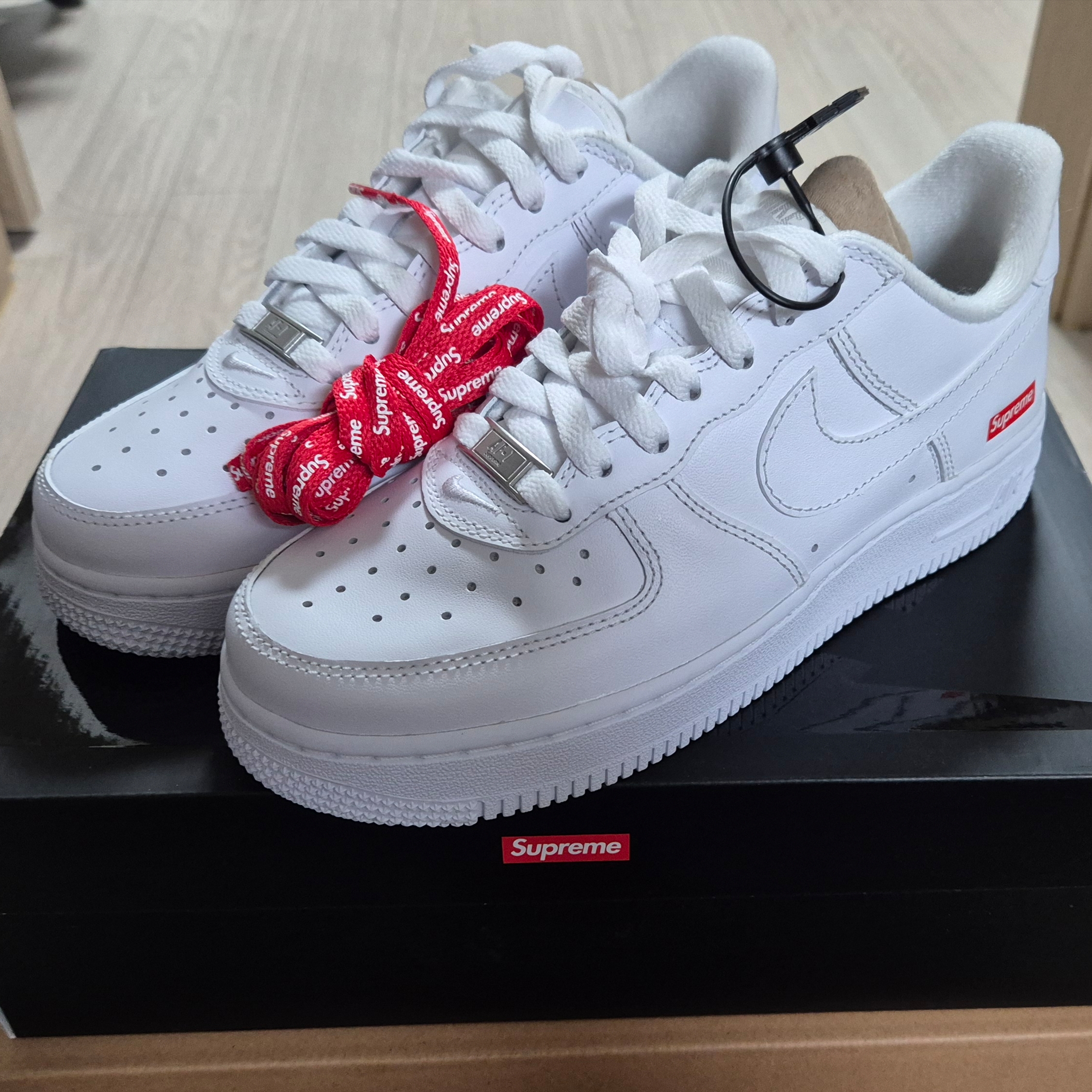 Nike x Supreme Air Force 1 Low White 착용 스타일