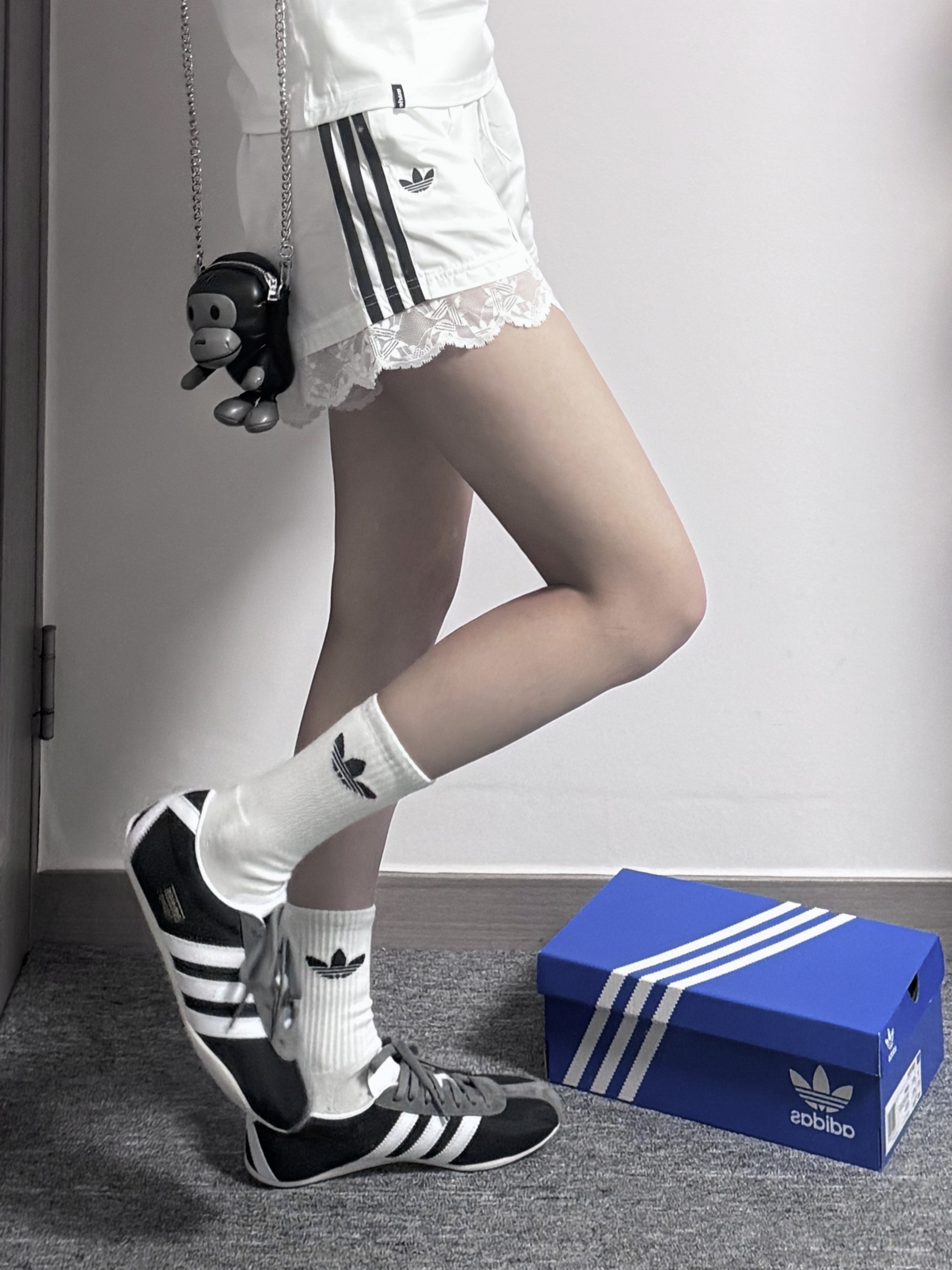 (W) Adidas Tokyo Black, BAPE Baby Milo Mini Shoulder Bag Black 착용 스타일 - 1