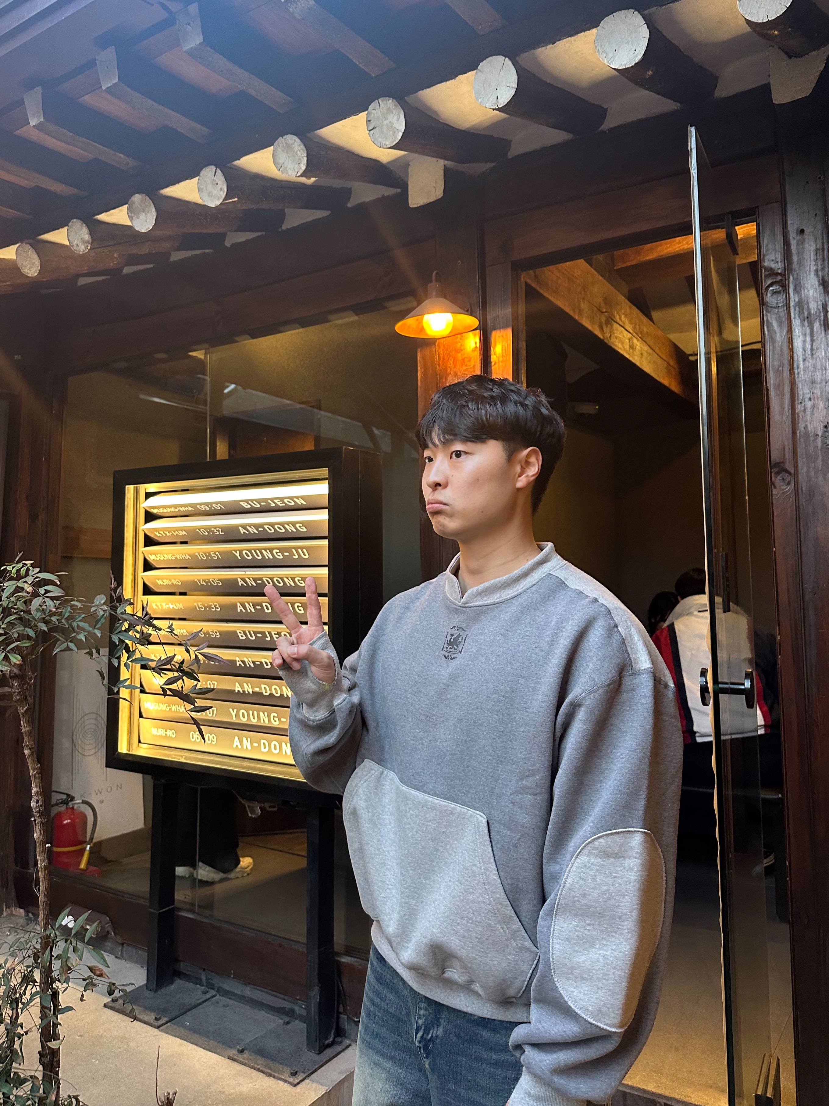 IAB Studio x Delicious in Dungeon Laios Sweatshirt Gray, Nike Air Vortex VNTG White Wolf Grey 착용 스타일 - 4