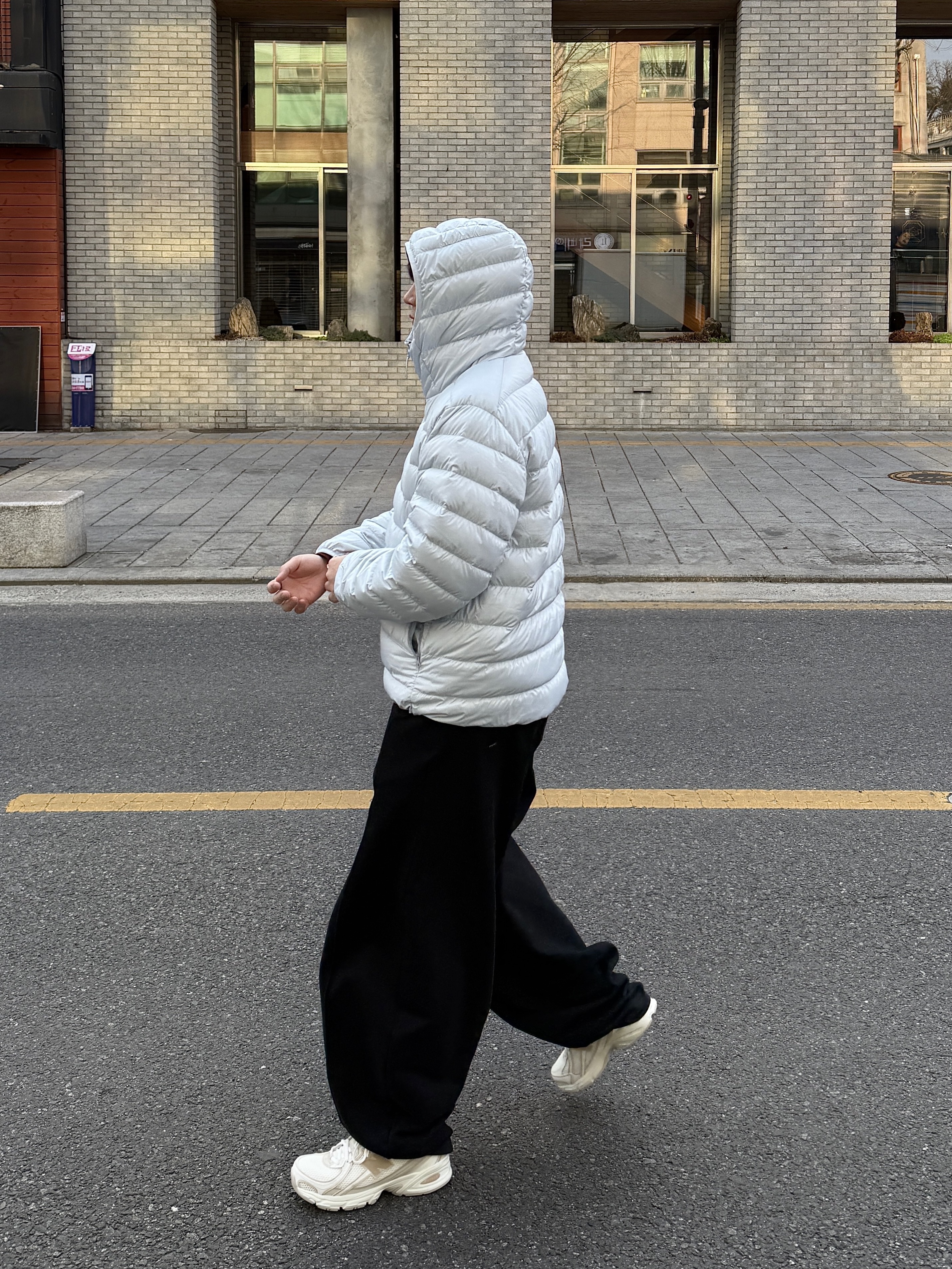 Musinsa Standard City Leisure Hooded Light Down Jacket Cloudy Blue, New Balance 740v2 Incense Angora 착용 스타일 - 1