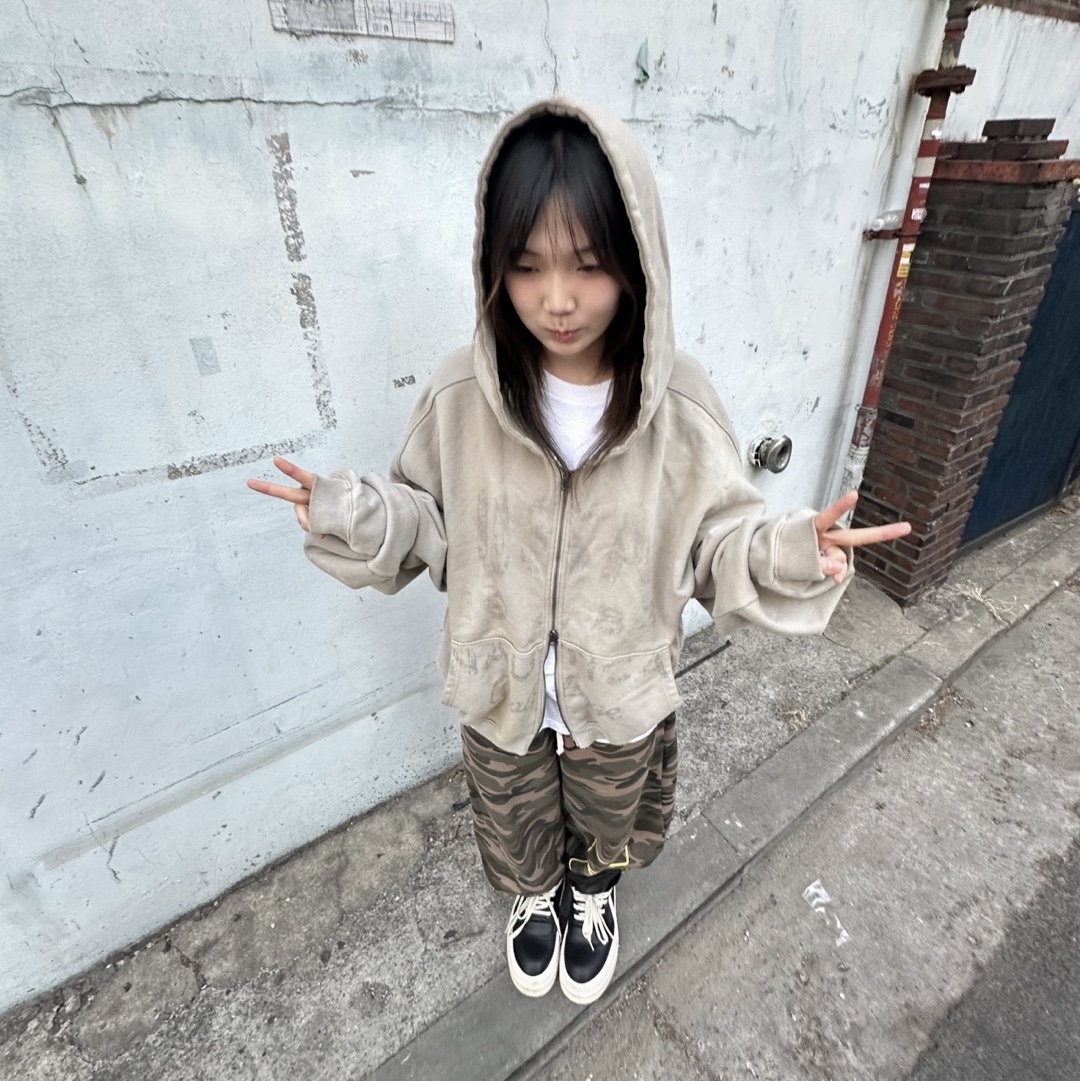 Rick Owens Hollywood Mega Bumper Geobasket in Full Grain Calf Leather Black Milk 착용 스타일 - 3