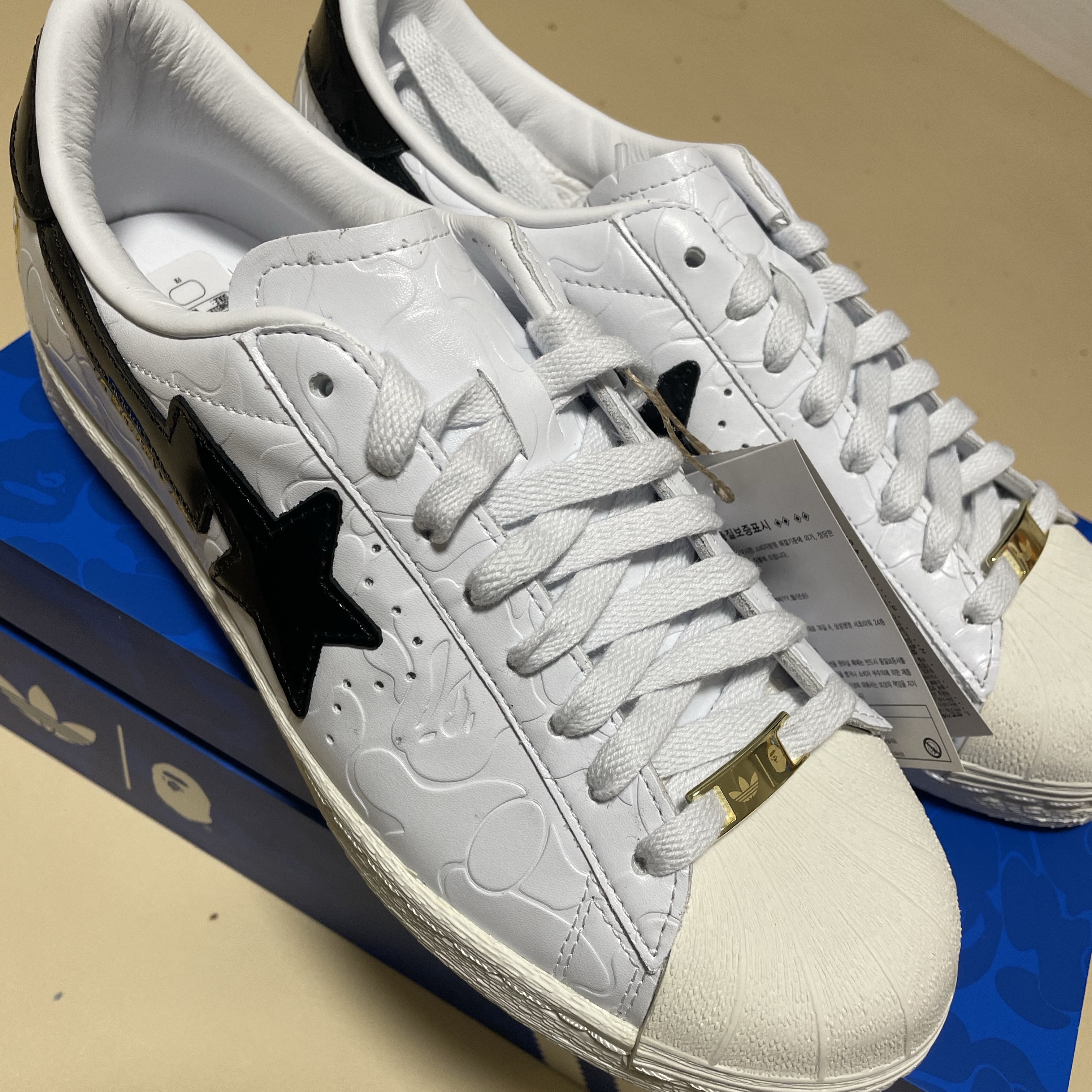 Adidas x BAPE Superstar Vintage Cloud White Core Black 착용 스타일 - 1