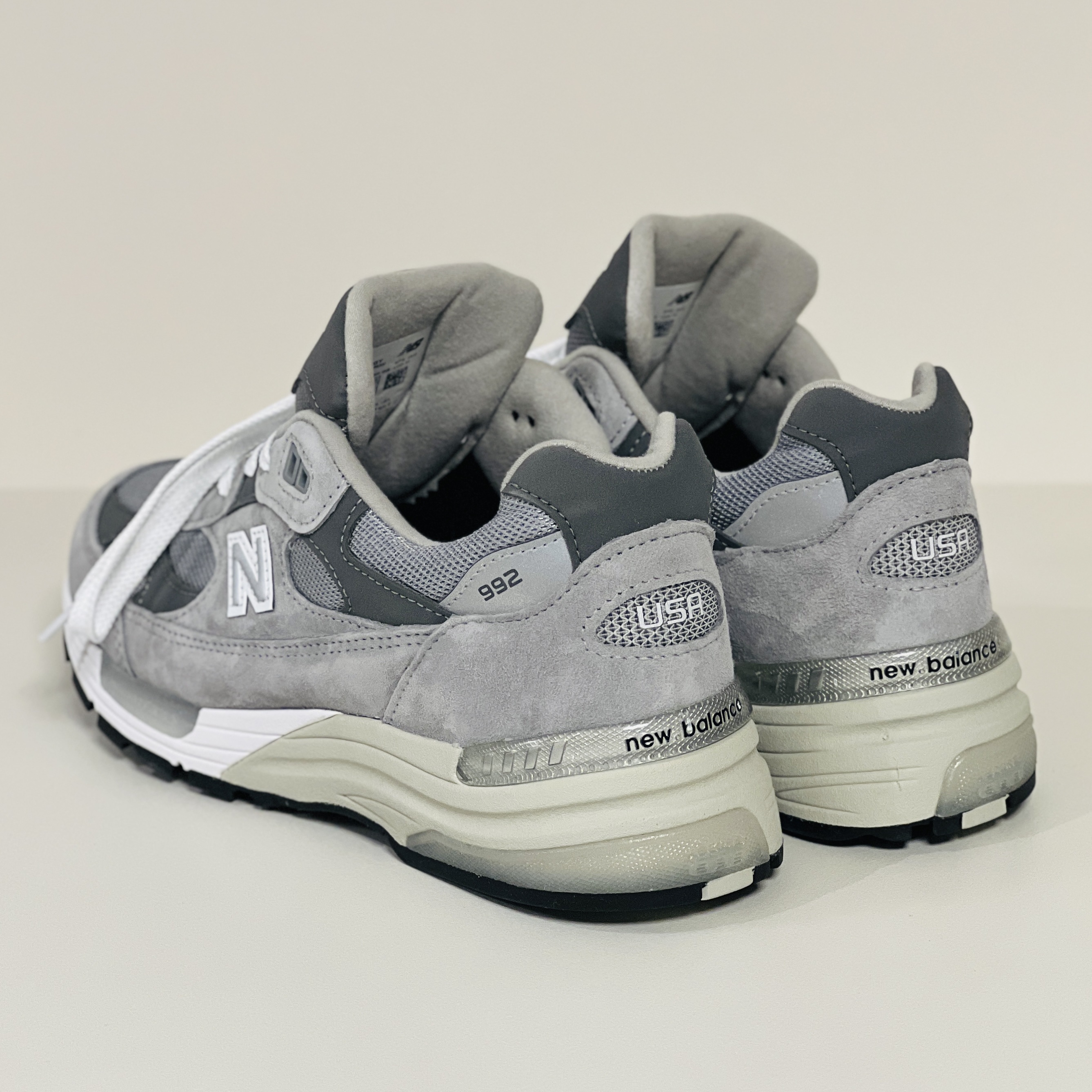 New Balance 992 Made in USA Core Grey Silver Metallic, New Balance 1906A Slate Grey Raincloud 착용 스타일 - 3
