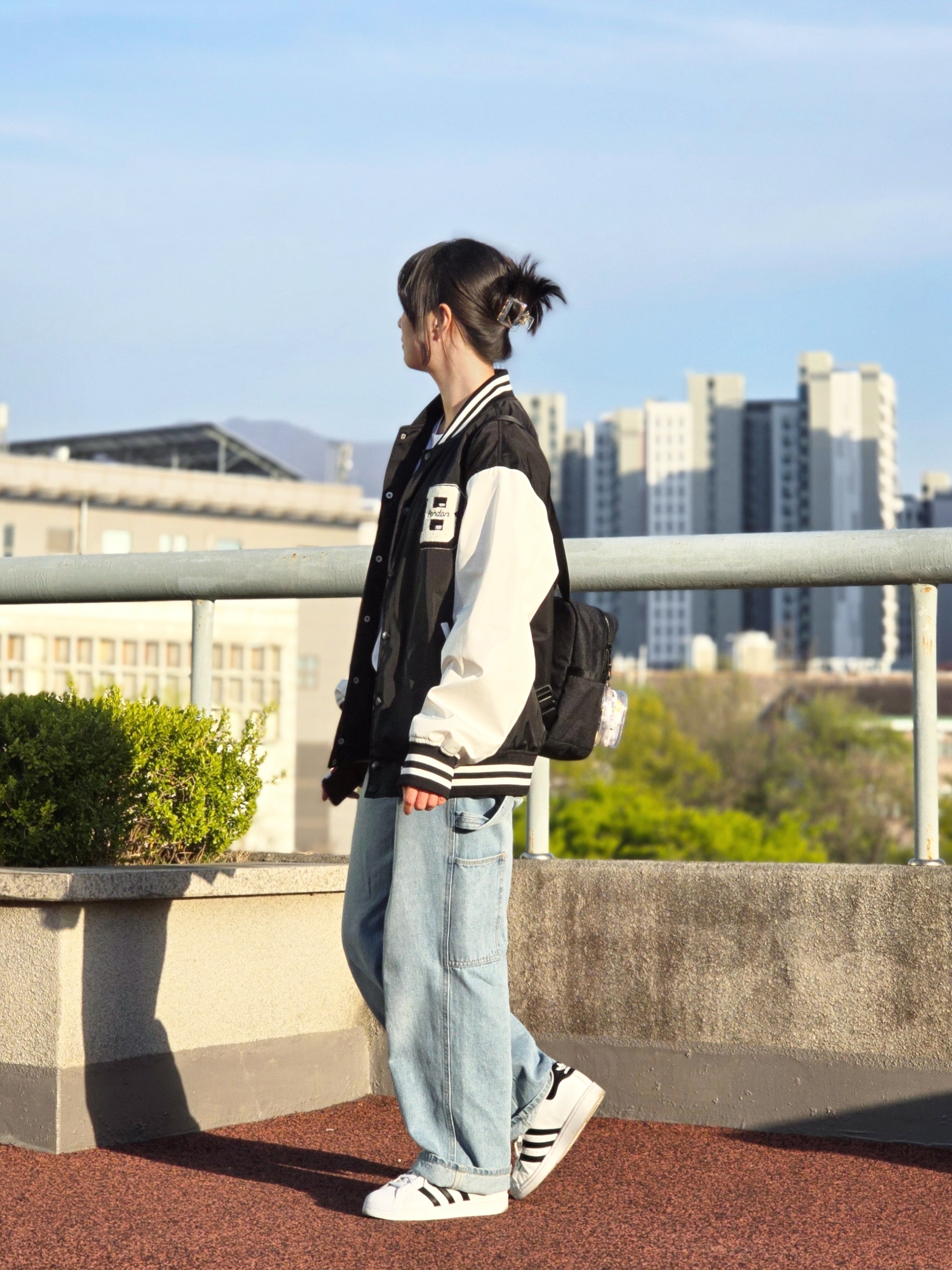 (J) Adidas Superstar J White Black, Nike Futura 365 Mini Backpack Black 착용 스타일 - 1
