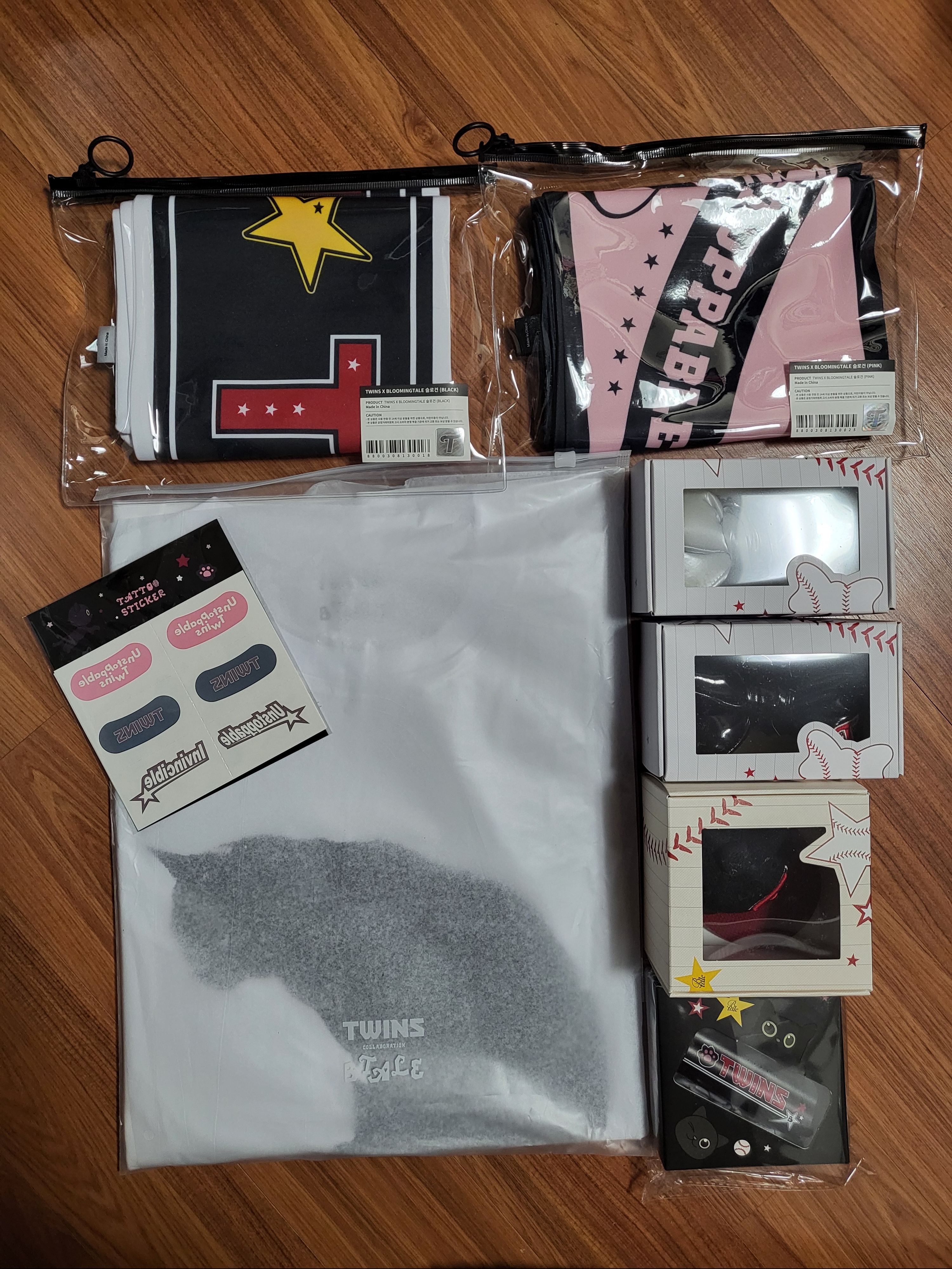 Twins x Bloomingtale Tattoo Sticker, Twins x Bloomingtale Nero T-Shirts White 착용 스타일