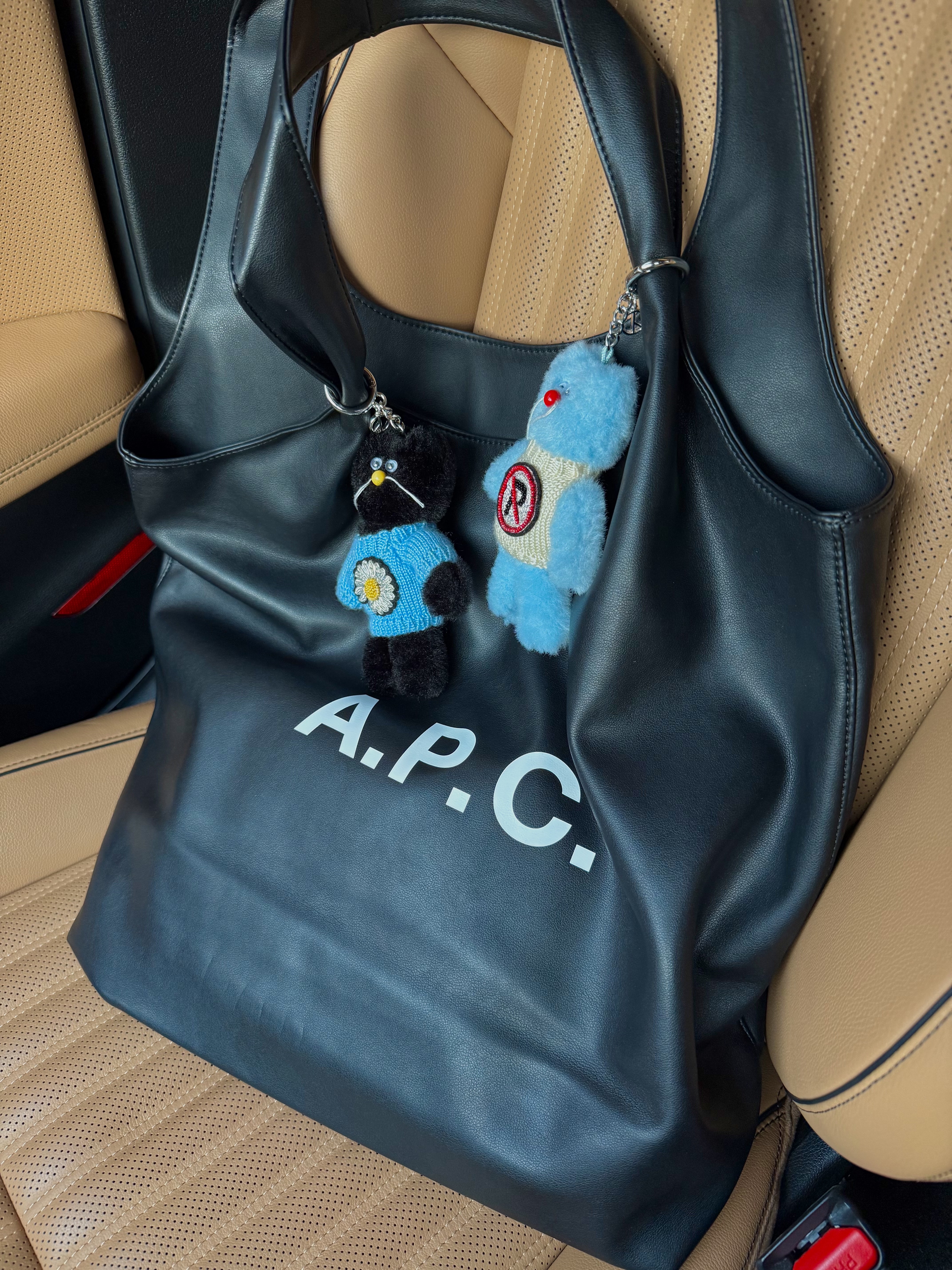 A.P.C. Ninon Tote Bag Black, Monamhee x Peaceminusone Daihee Plush Keyring 착용 스타일