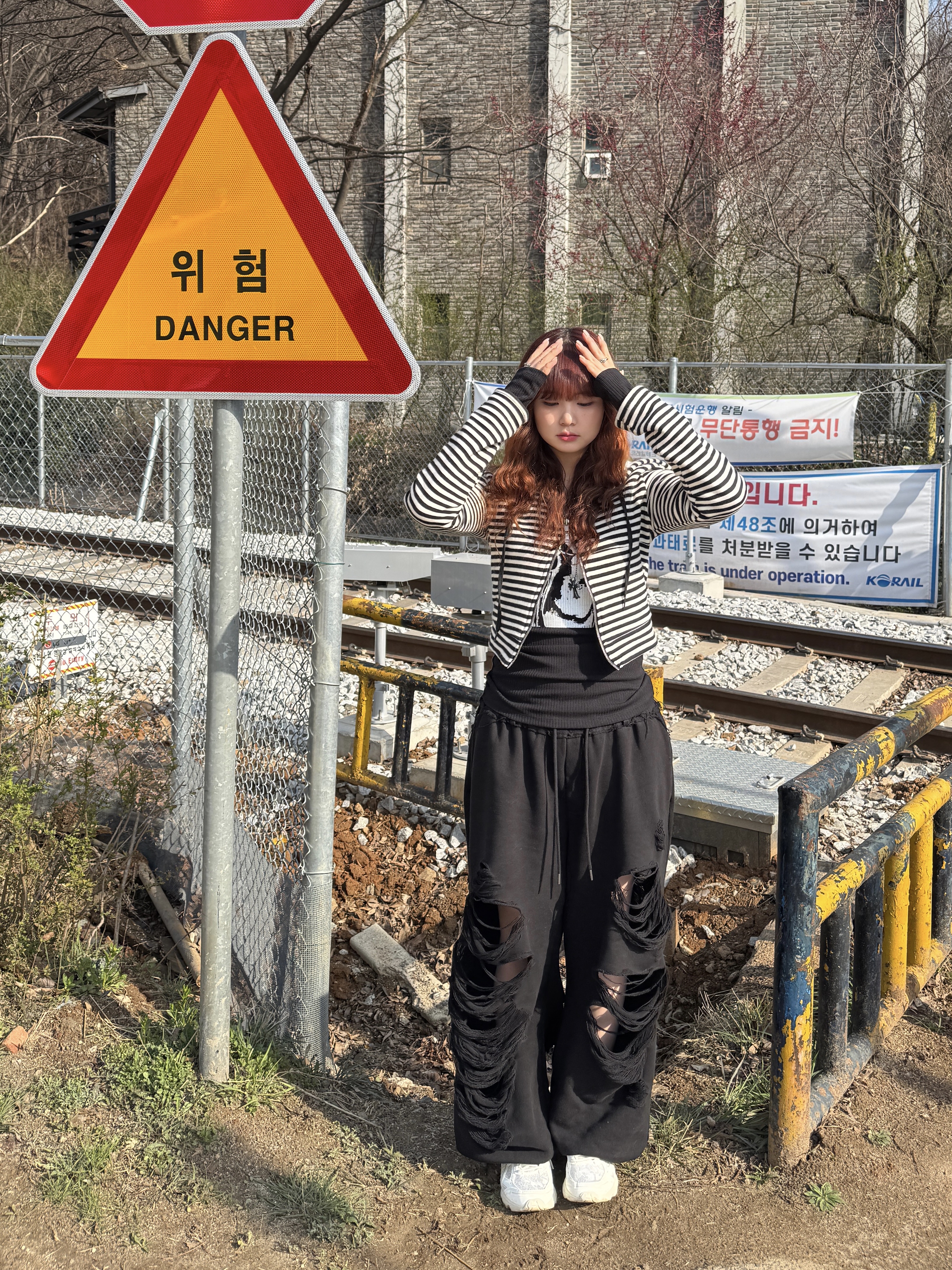 [KREAM 단독] Bonnae Women Collar Graphic Top Black 착용 스타일 - 5