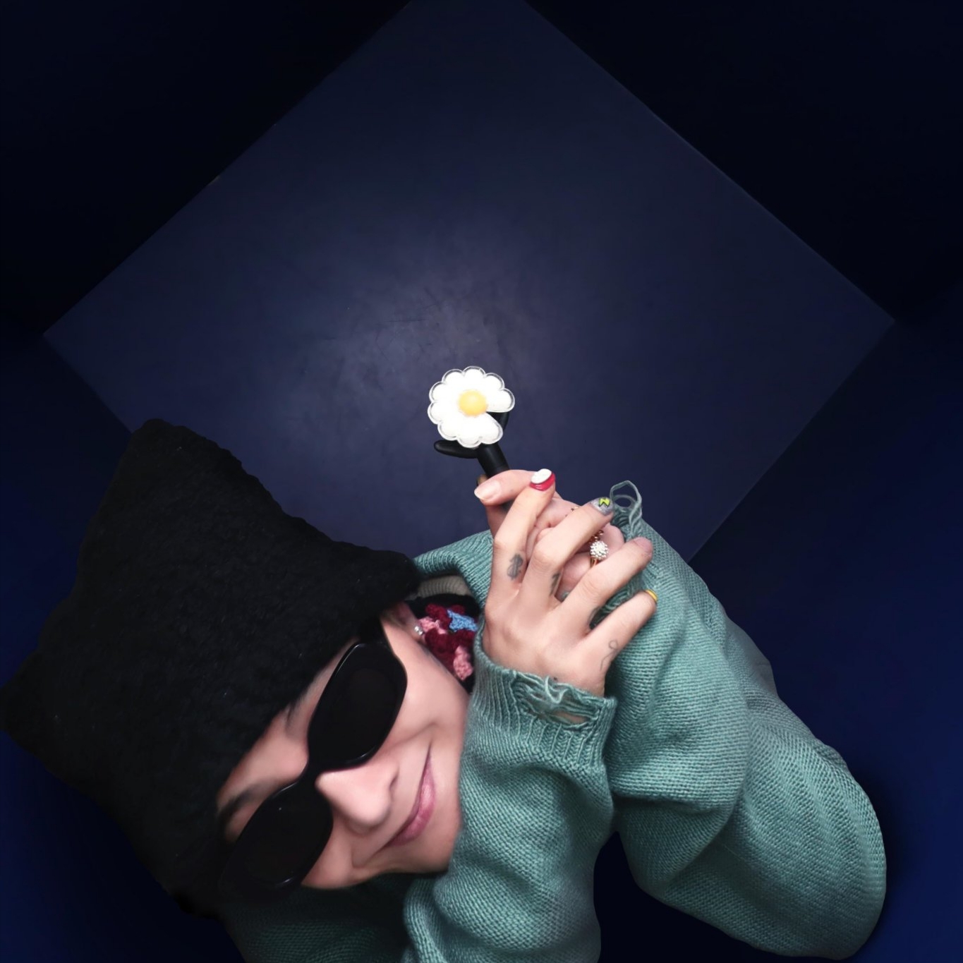 G-DRAGON Ubermensch Official Mini Light Keyring 착용 스타일 - 2