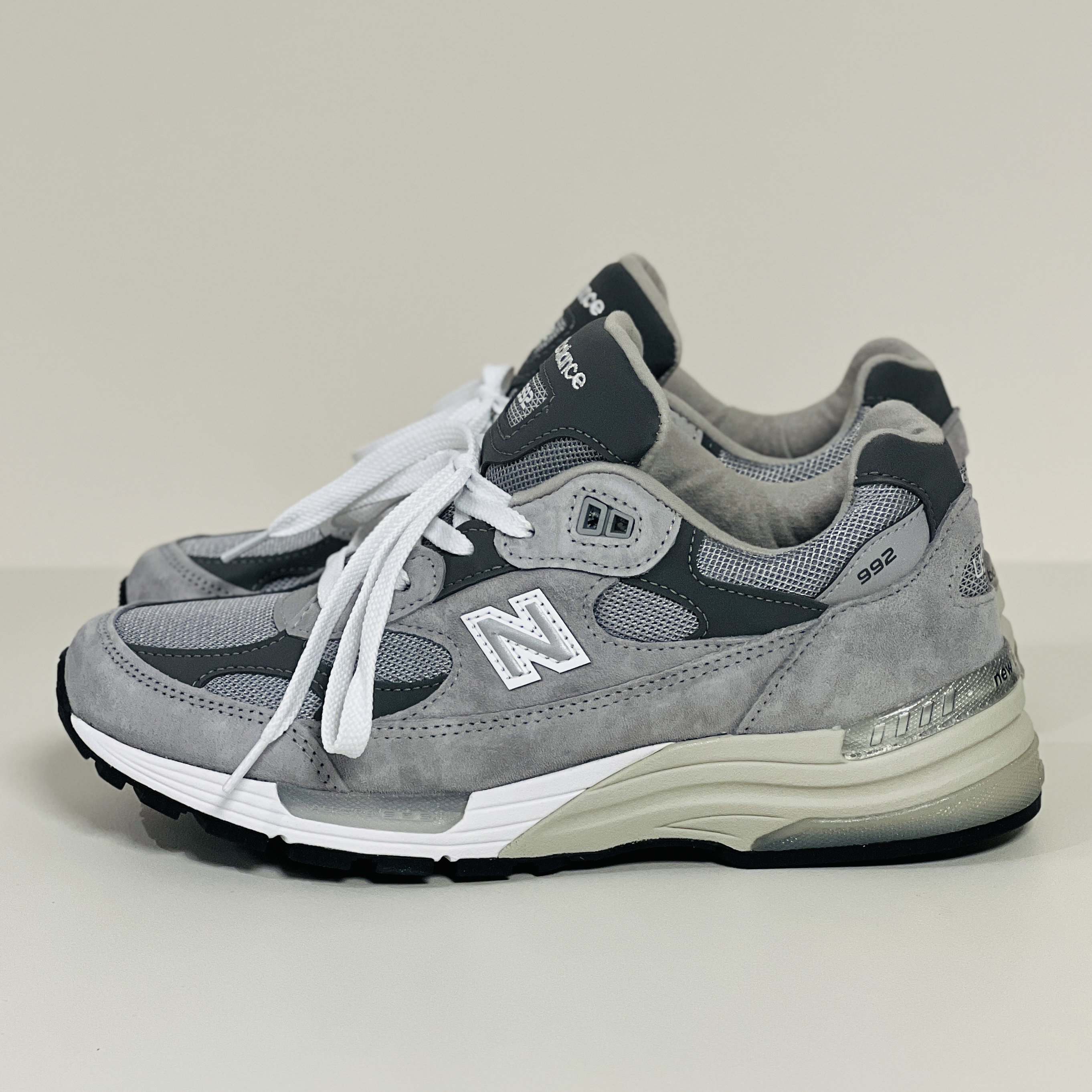 New Balance 992 Made in USA Core Grey Silver Metallic, New Balance 1906A Slate Grey Raincloud 착용 스타일 - 2