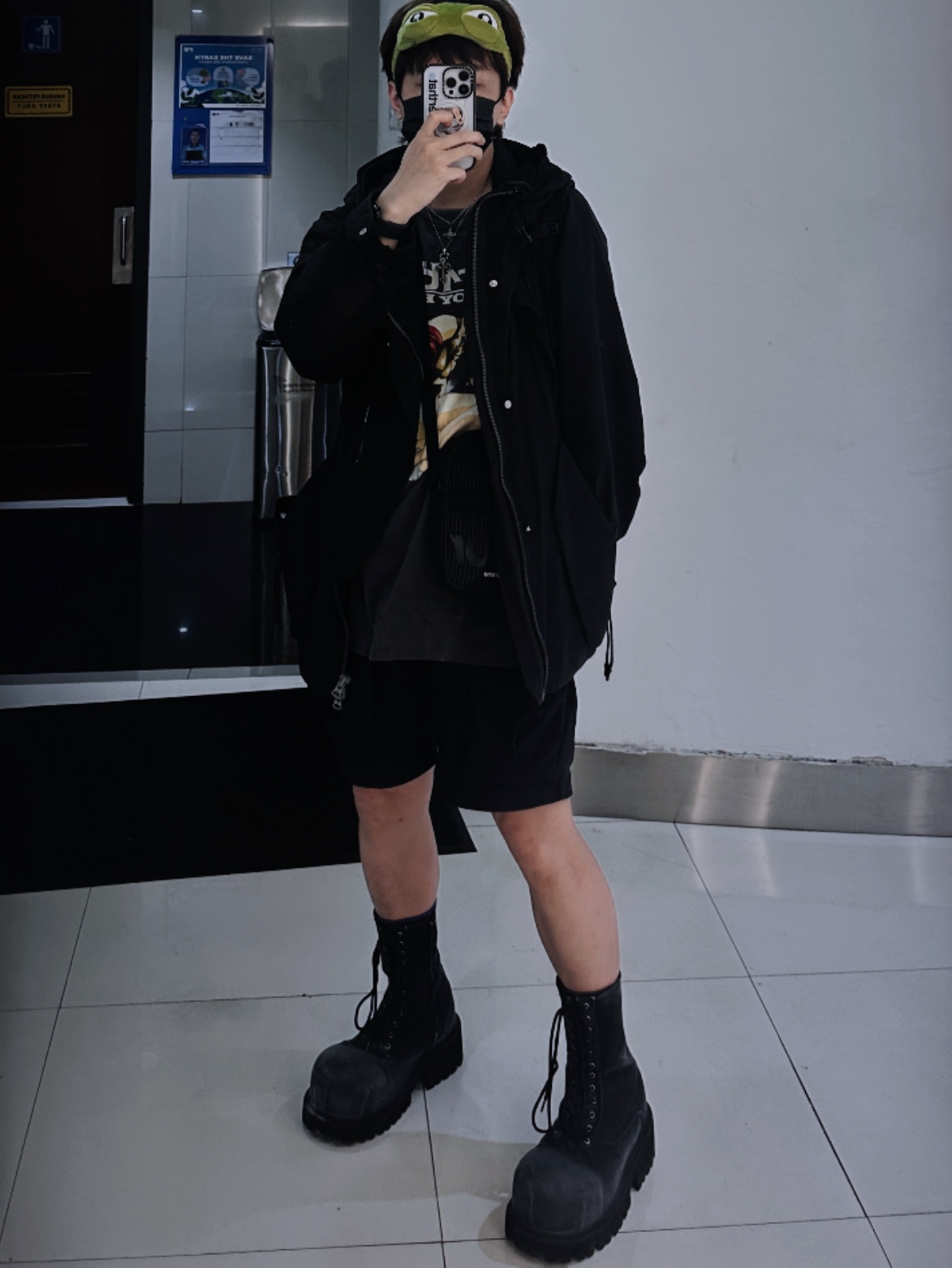 Balenciaga Stomper Bootie Black, Nike ACG Smith Summit Cargo Pants Black Anthracite - Asia 착용 스타일