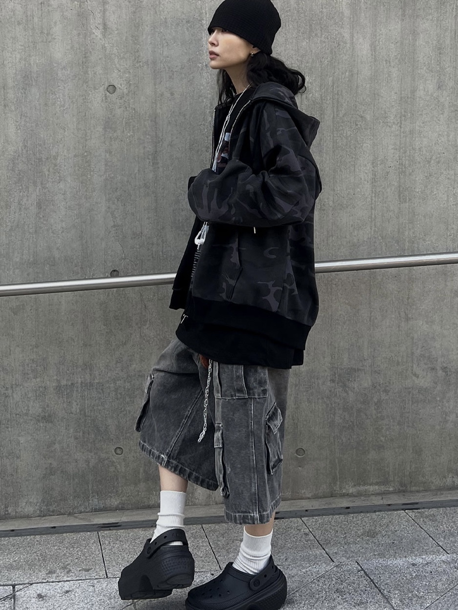 Crocs Stomp Clog Black 착용 스타일 - 2