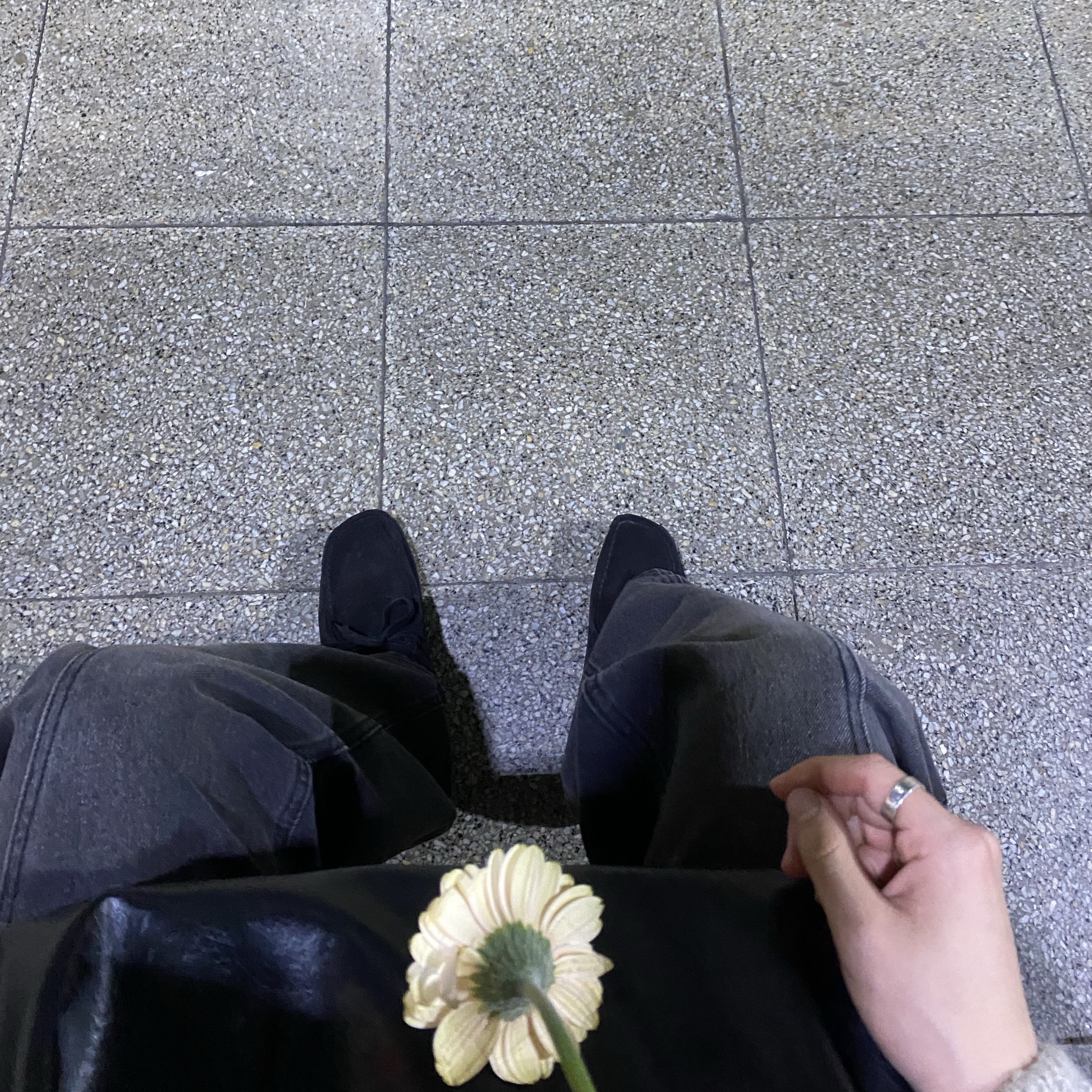 Clarks Wallabee Black Suede 착용 스타일 - 2