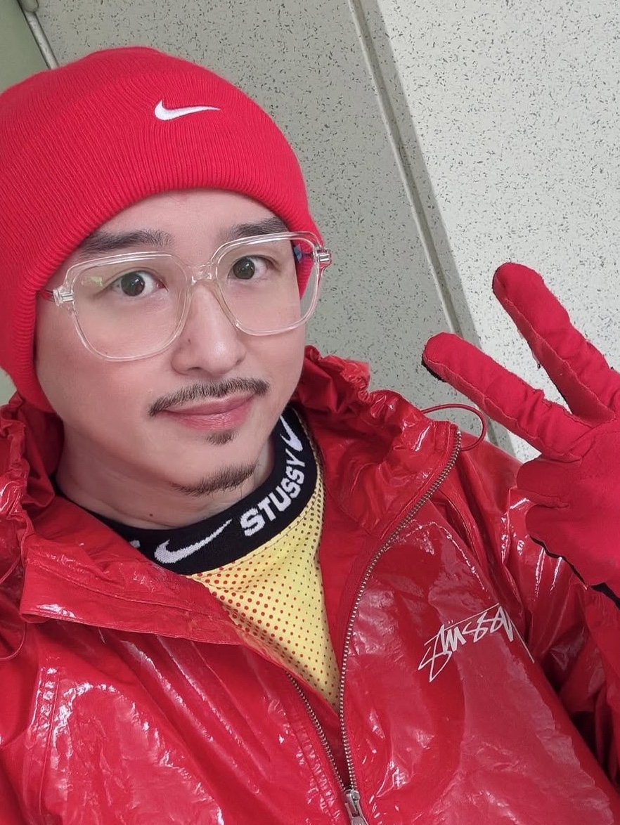 스투시 비치 쉘 코티드 립스탑 레드, 나이키 에어포스 1 '07 LV8 로우 트리플 레드 착용 스타일 - 2