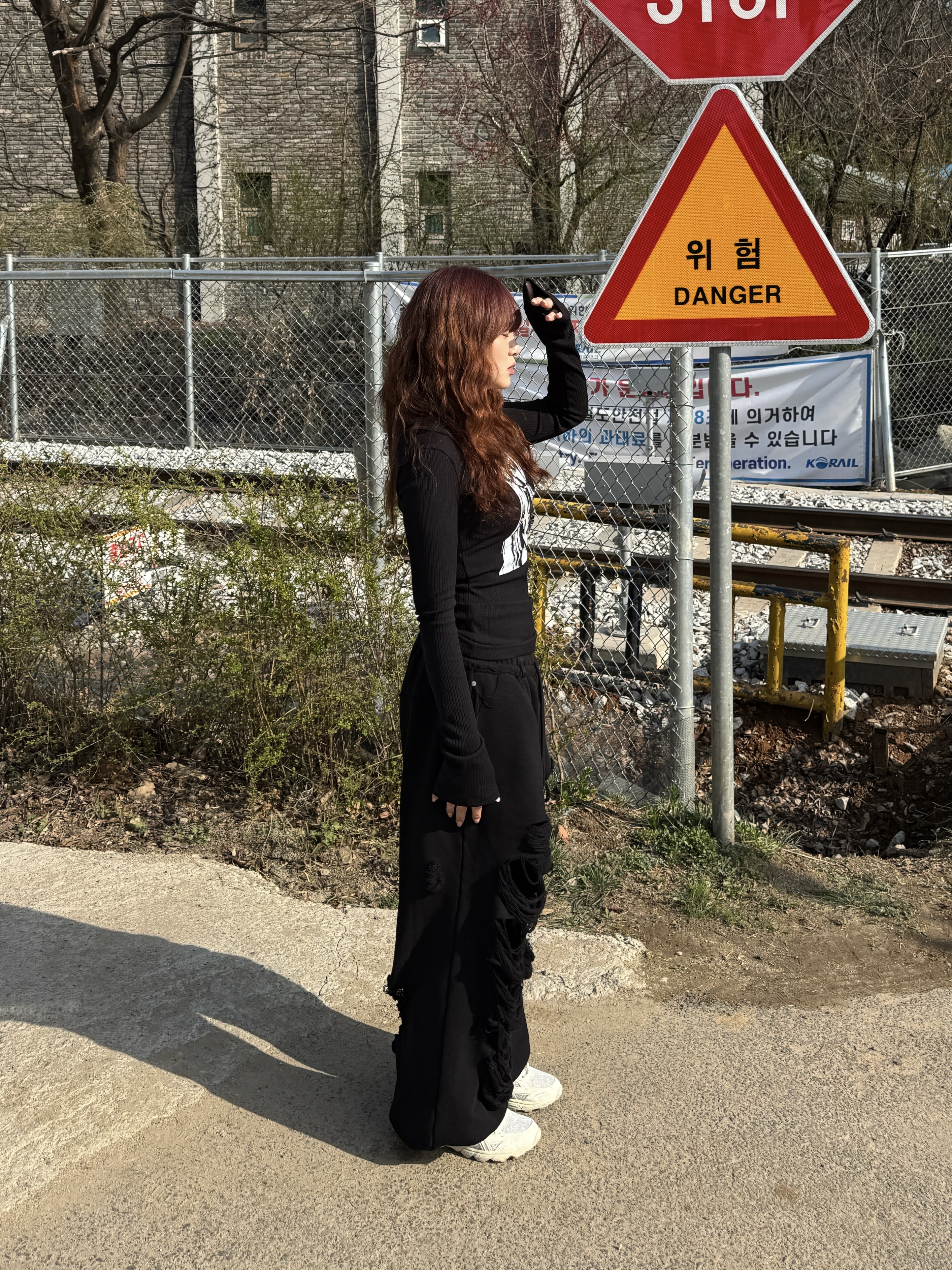 [KREAM 단독] Bonnae Women Collar Graphic Top Black 착용 스타일 - 2