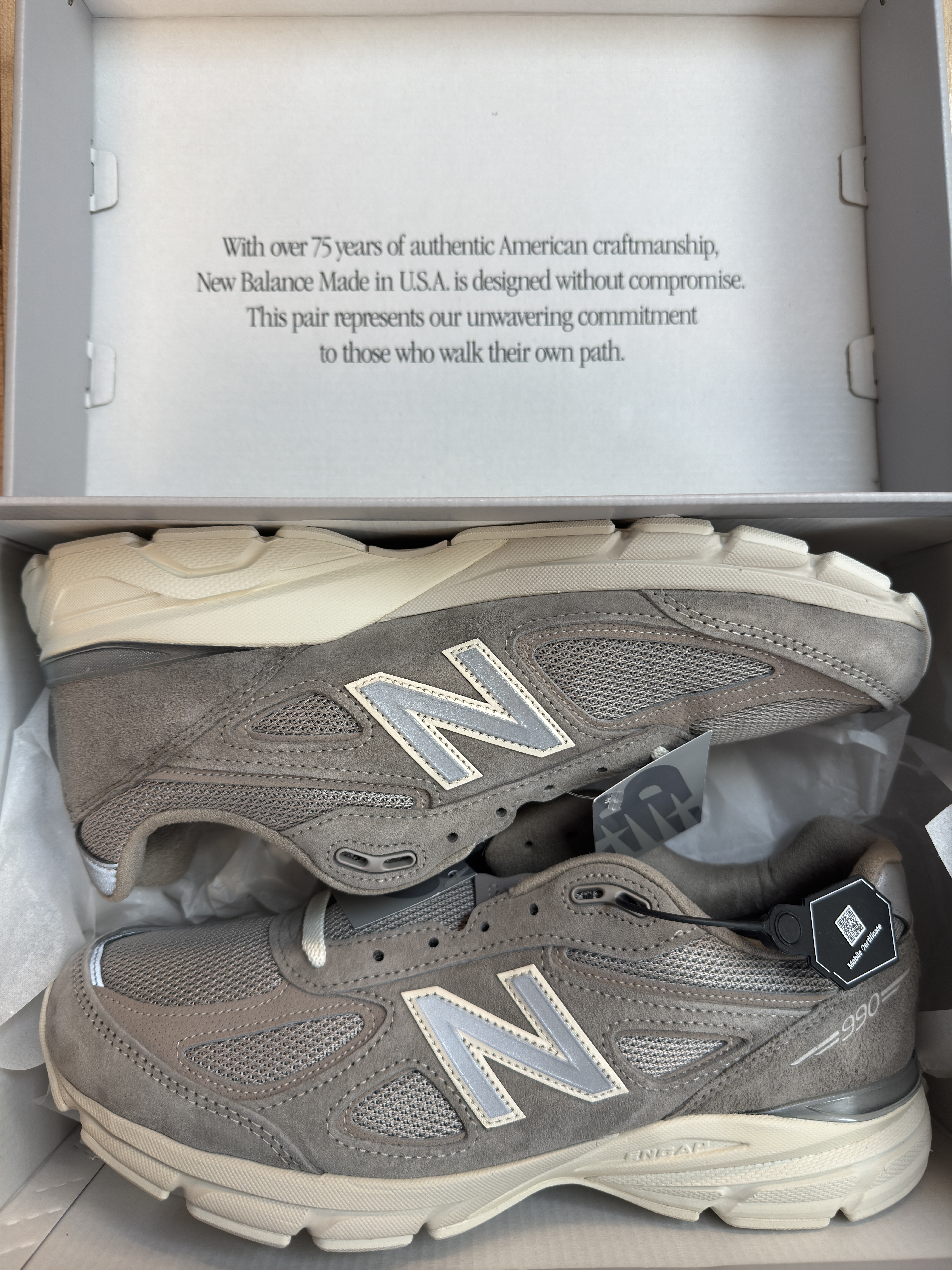 New Balance x Kith 101 990v4 Made in USA Moonrock 착용 스타일 - 2