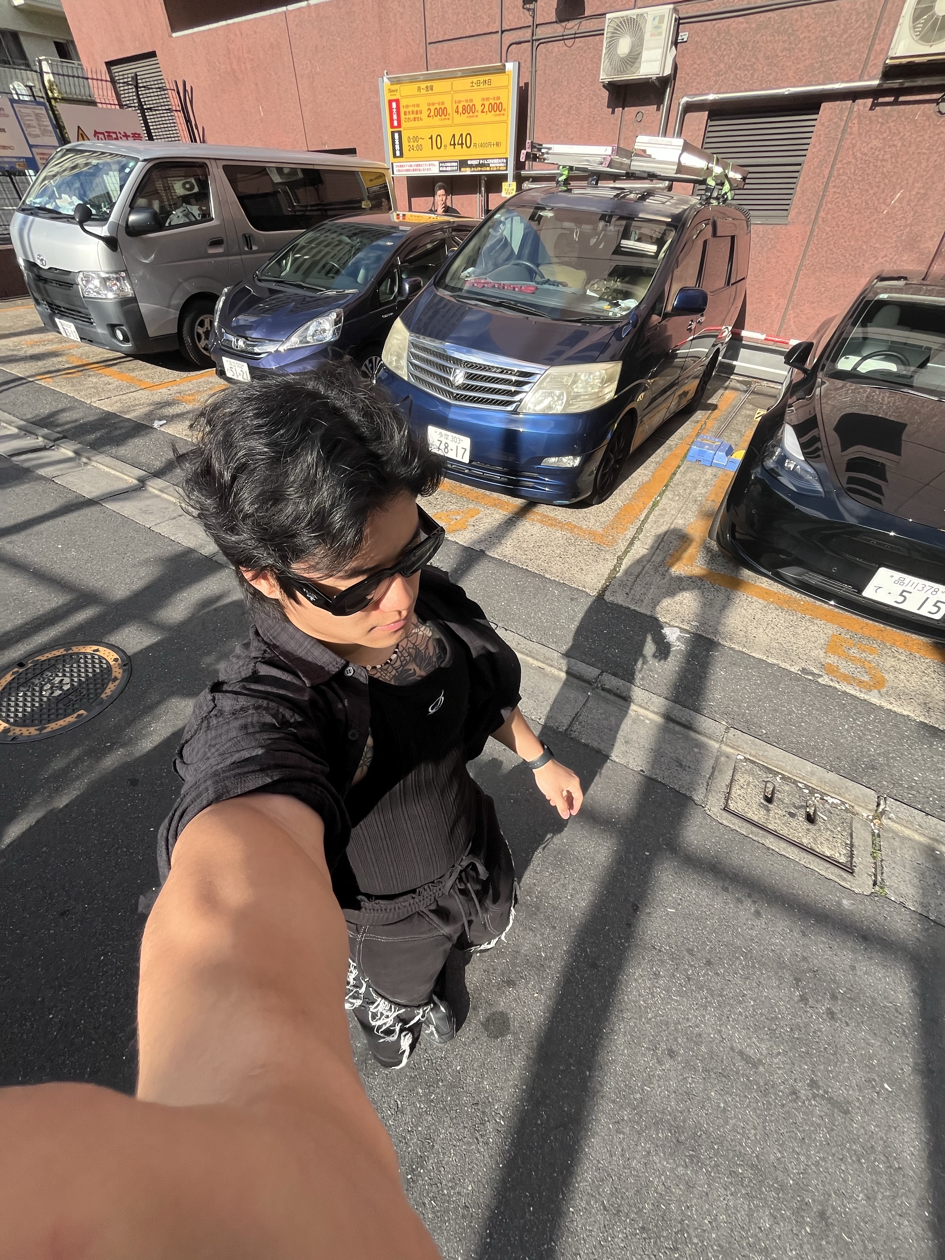 제이디드 런던 파라슈트 카고 팬츠 블랙, 프라다 심볼 선글라스 슬레이트 그레이 렌즈 얼터너티브 핏 착용 스타일 - 3