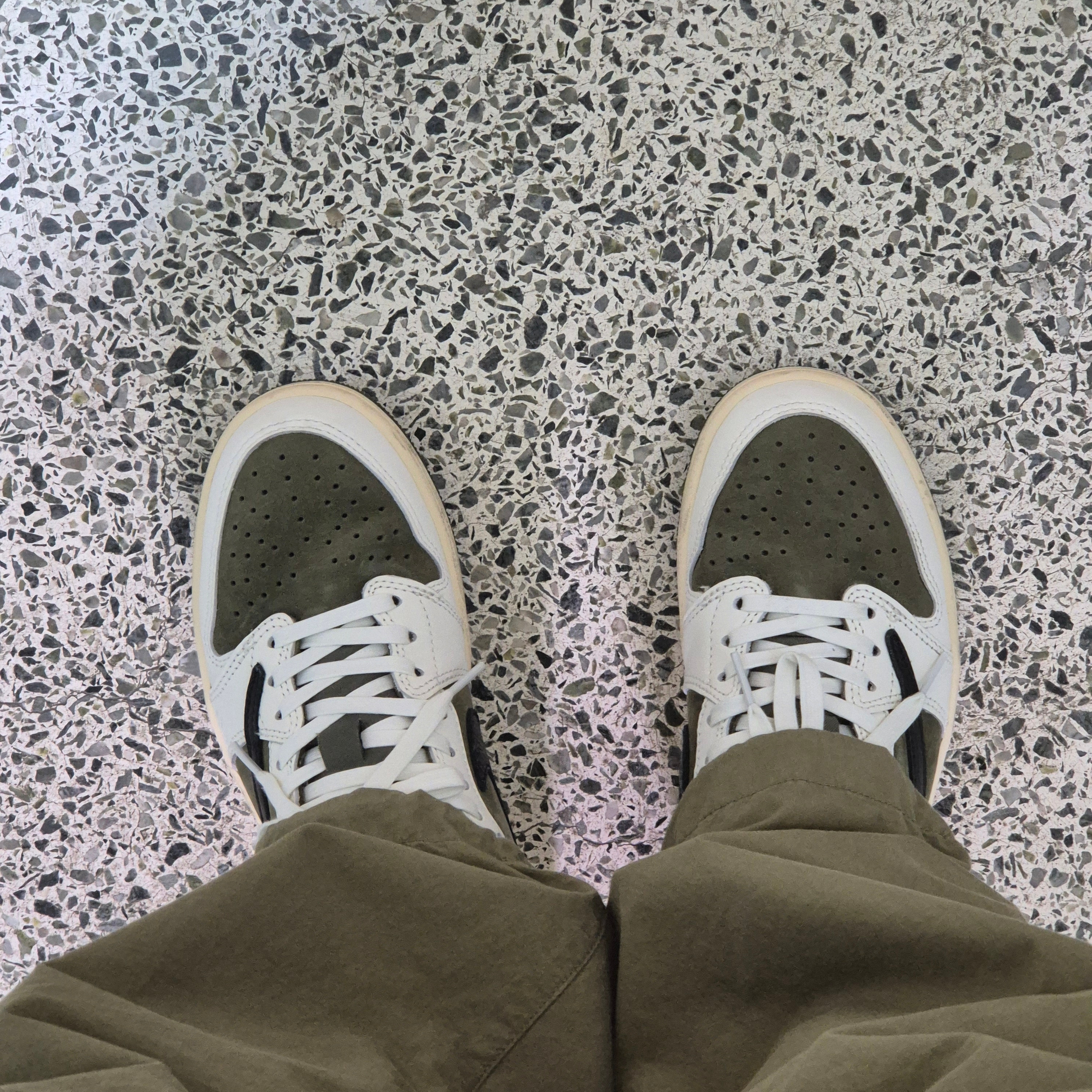 Jordan 1 x Travis Scott Retro Low OG SP Reverse Olive 착용 스타일