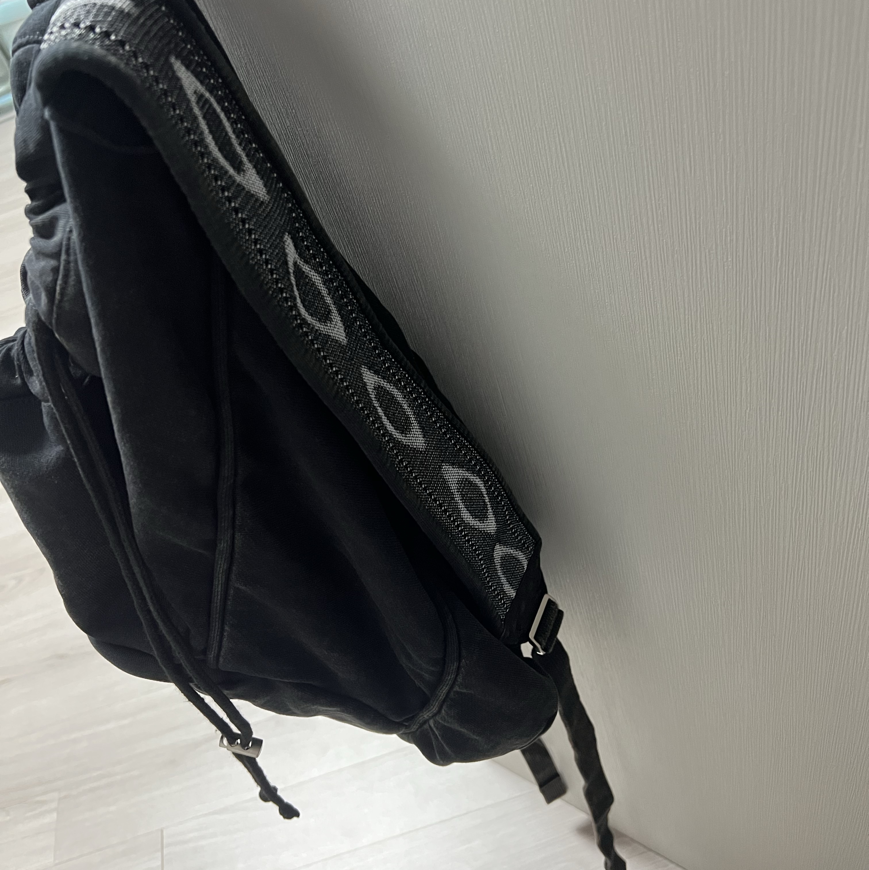 Mischief Drawstring Duffle Bag Light Melange Grey 착용 스타일