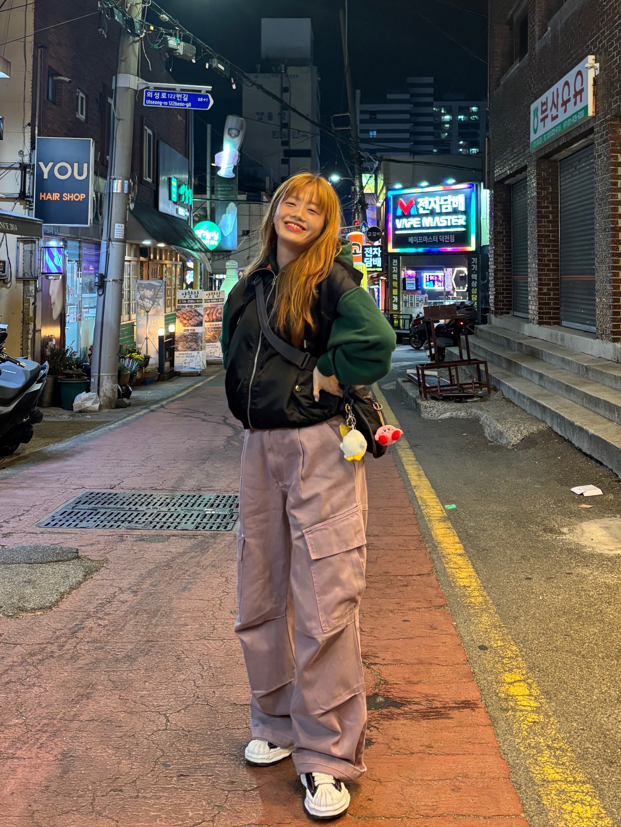 메종 미하라 야스히로 블레이키 OG 솔 캔버스 로우탑 스니커즈 블랙 화이트, 미스치프 라이트웨이트 플랫 크로스백 블랙 착용 스타일 - 3