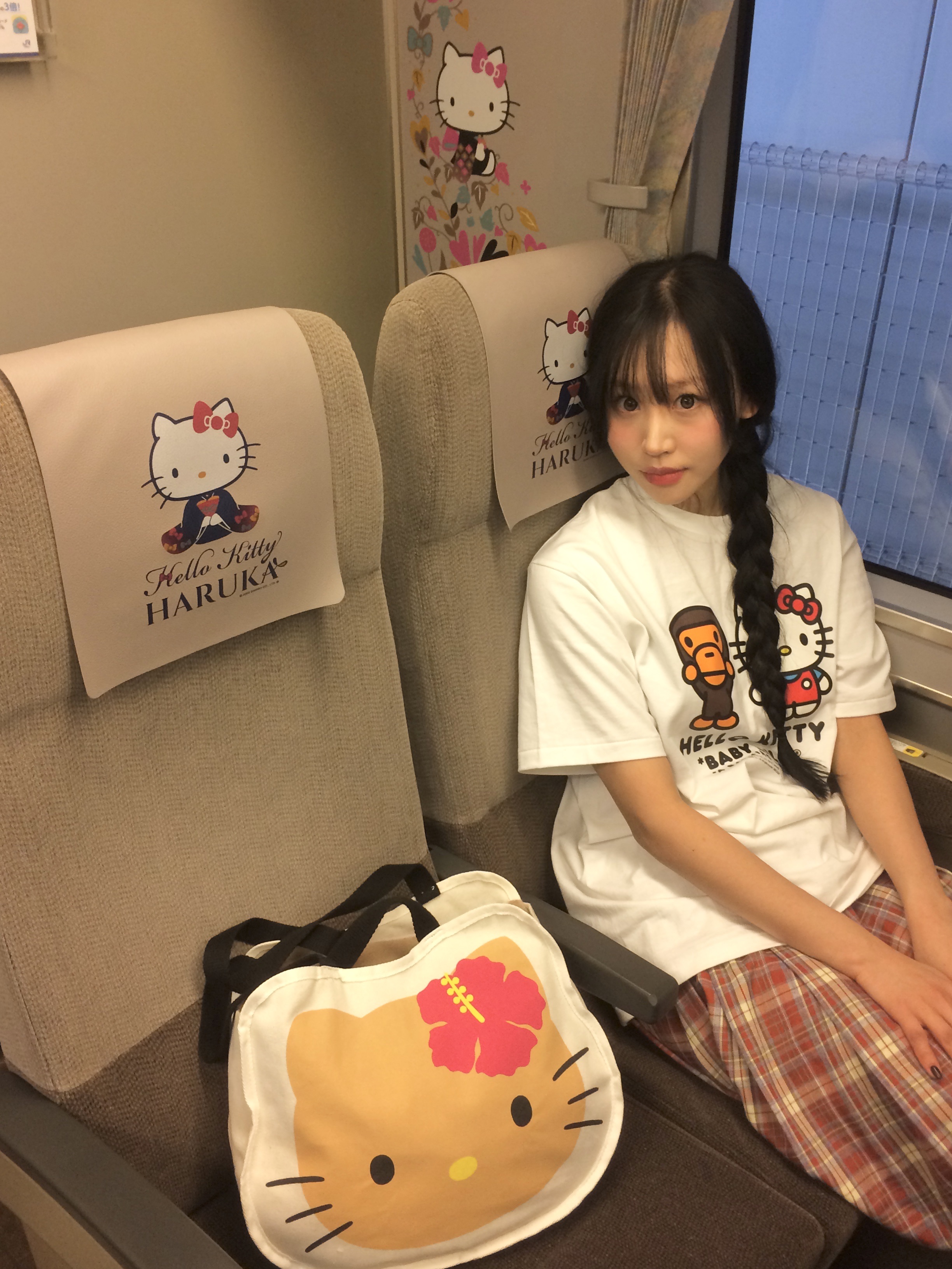BAPE Baby Milo x Hello Kitty T-Shirt White 착용 스타일 - 4
