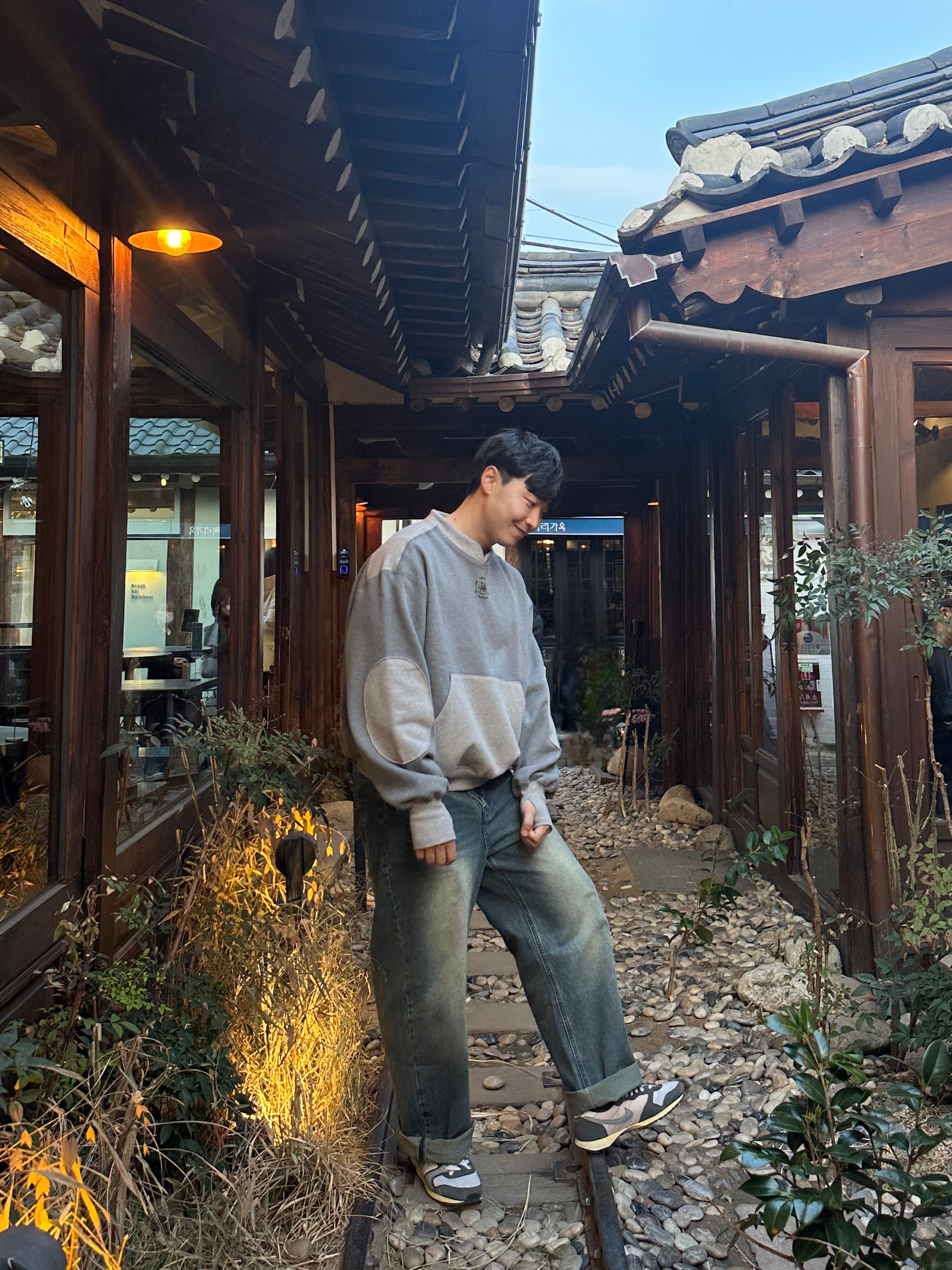 IAB Studio x Delicious in Dungeon Laios Sweatshirt Gray, Nike Air Vortex VNTG White Wolf Grey 착용 스타일 - 1