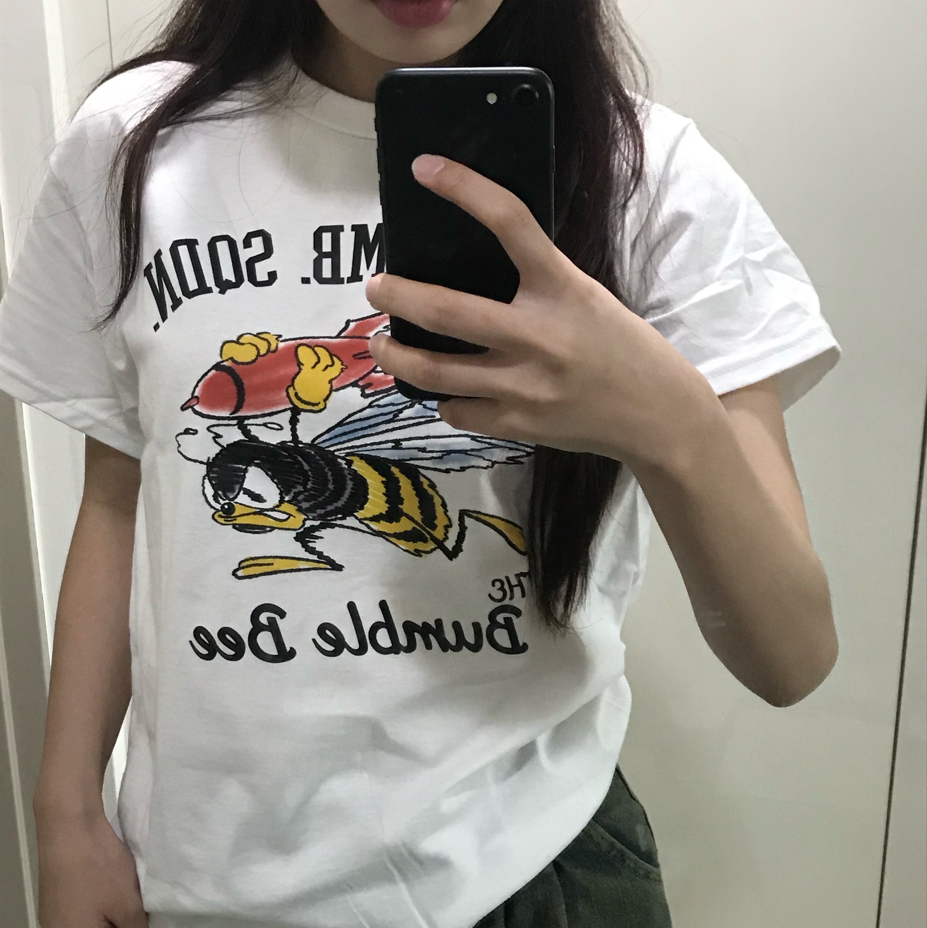 Gildan X American Collection Bumble Bee T-Shirt White 착용 스타일 - 1