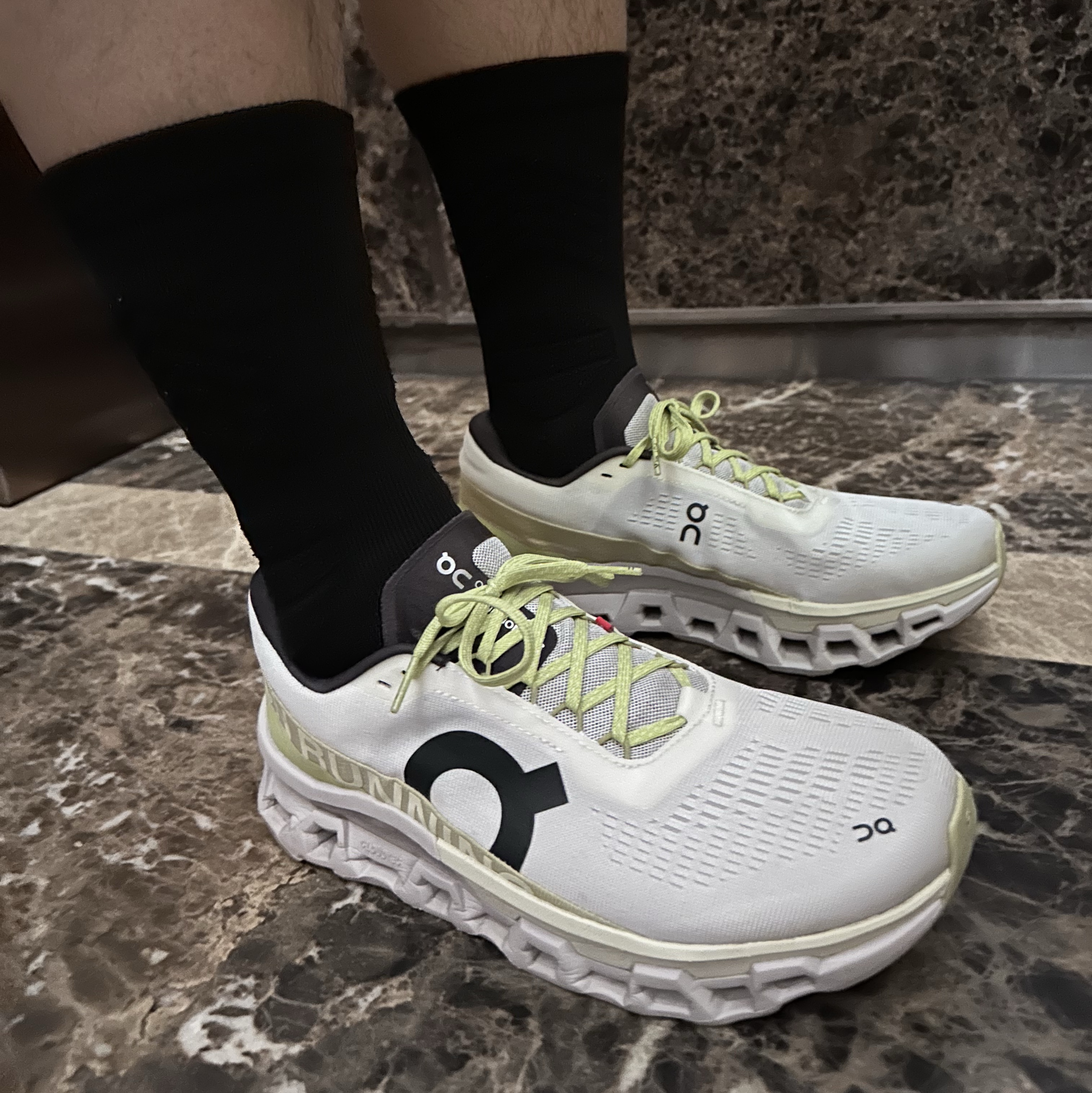 On Running Lightweight Cap Black, On Running Cloudmonster 2 Undyed Zest 착용 스타일 - 2