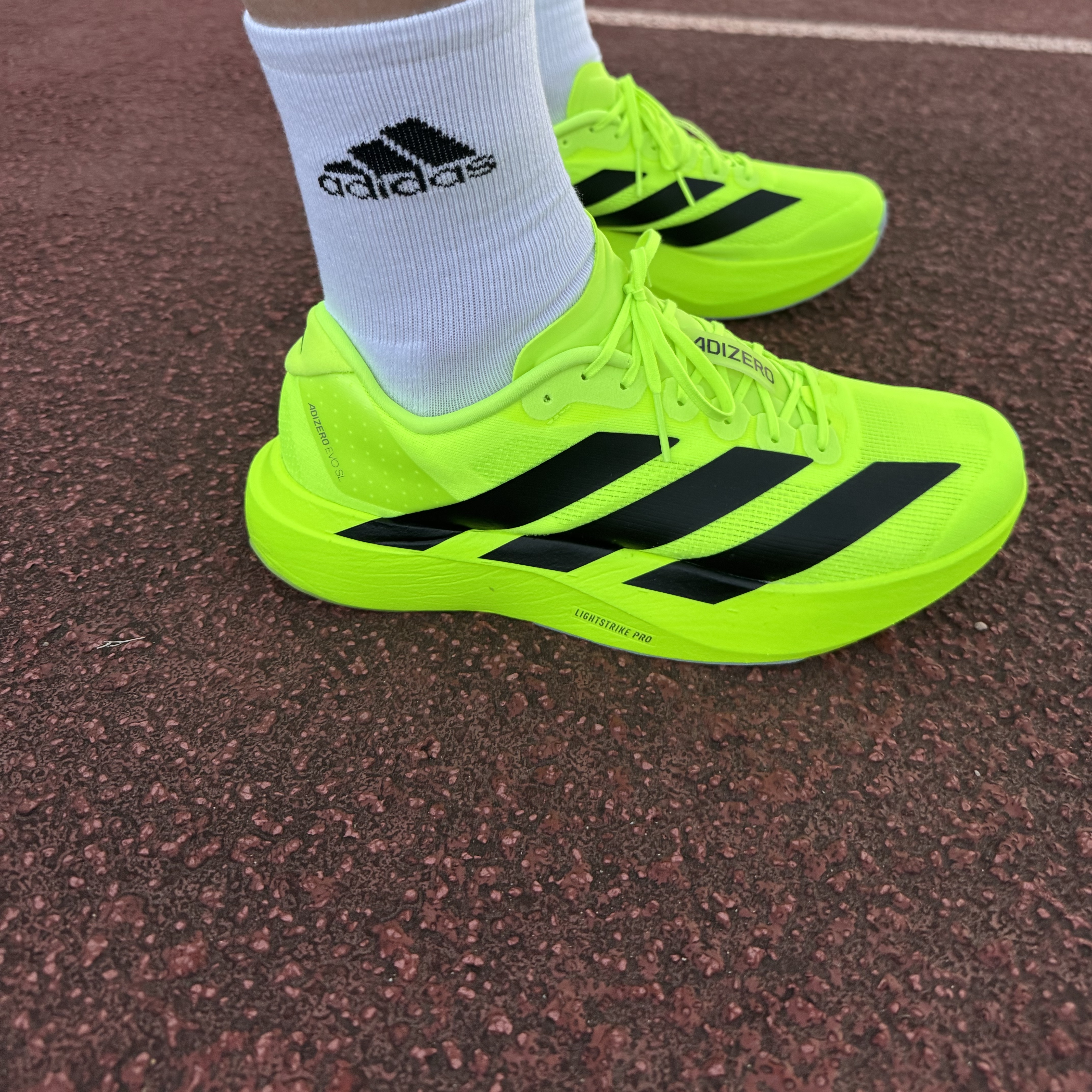Adidas Adizero EVO SL Lucid Lemon Core Black 착용 스타일 - 3