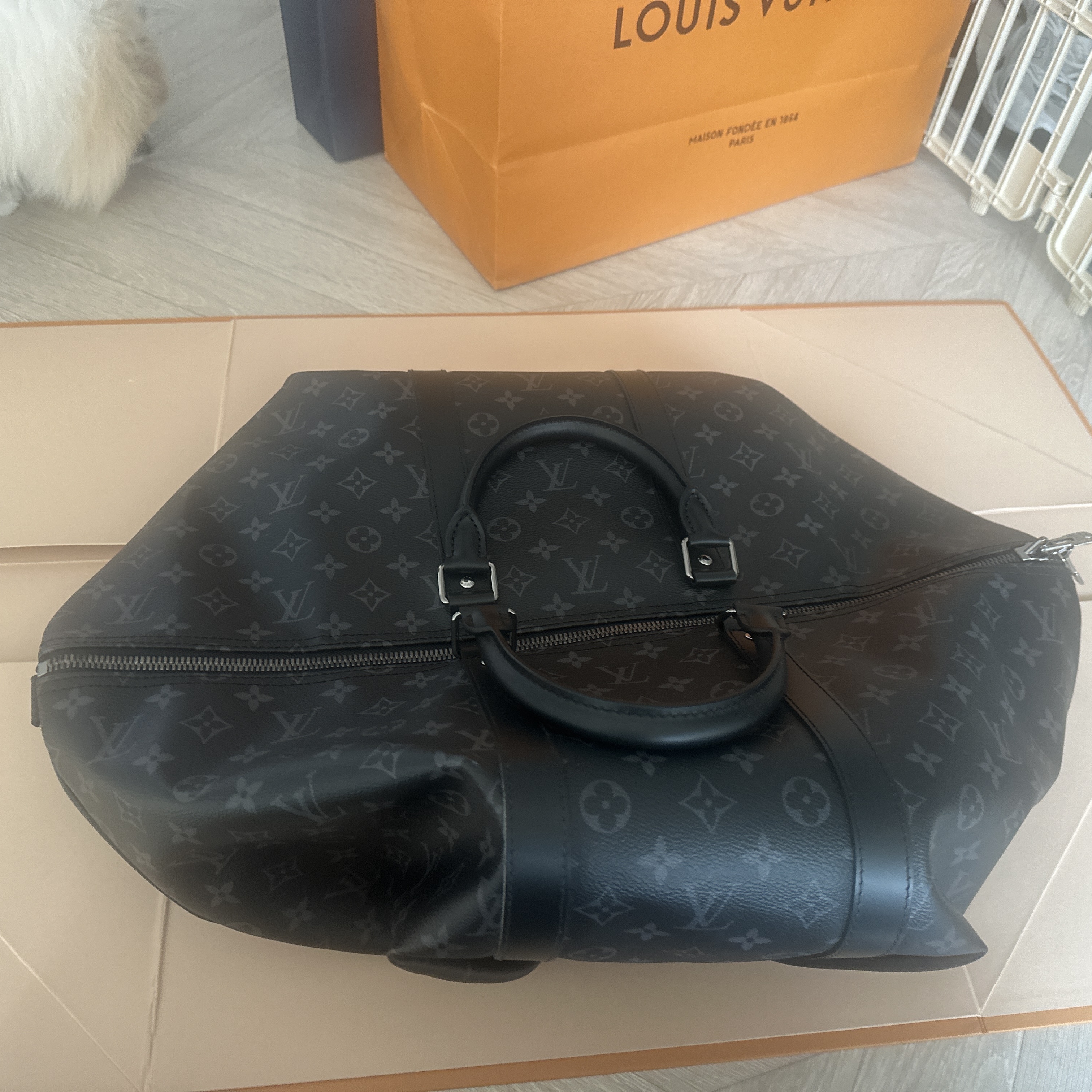 Louis Vuitton Keepall Bandouliere 55 Monogram Eclipse Grey 착용 스타일