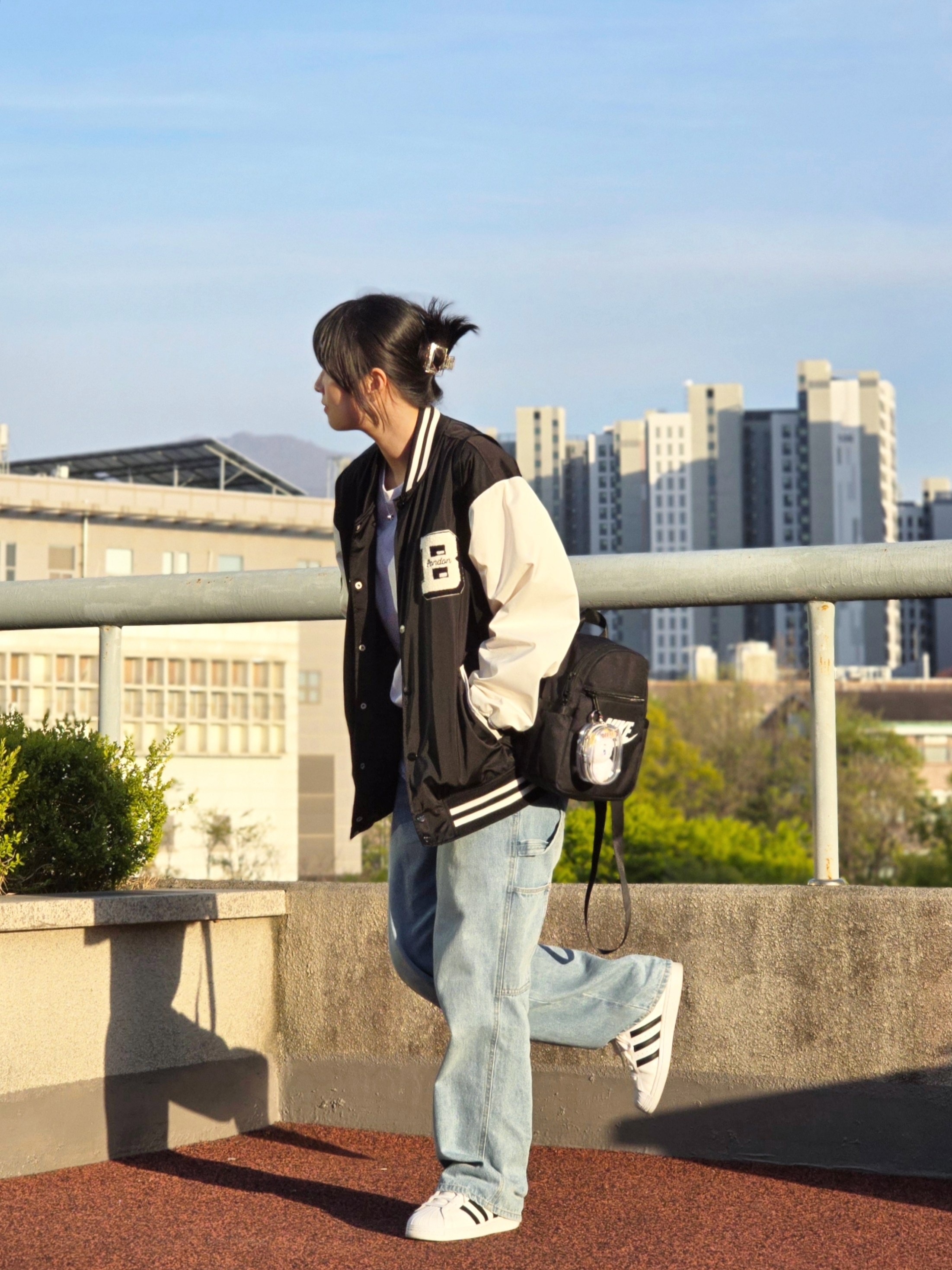 (J) Adidas Superstar J White Black, Nike Futura 365 Mini Backpack Black 착용 스타일 - 2