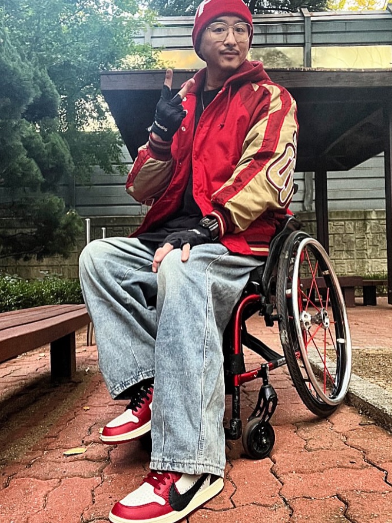 Supreme Hooded Stadium Jacket Red - 24SS, (W) Jordan 1 x Teyana Taylor Zoom CMFT 2 Gym Red 착용 스타일 - 1