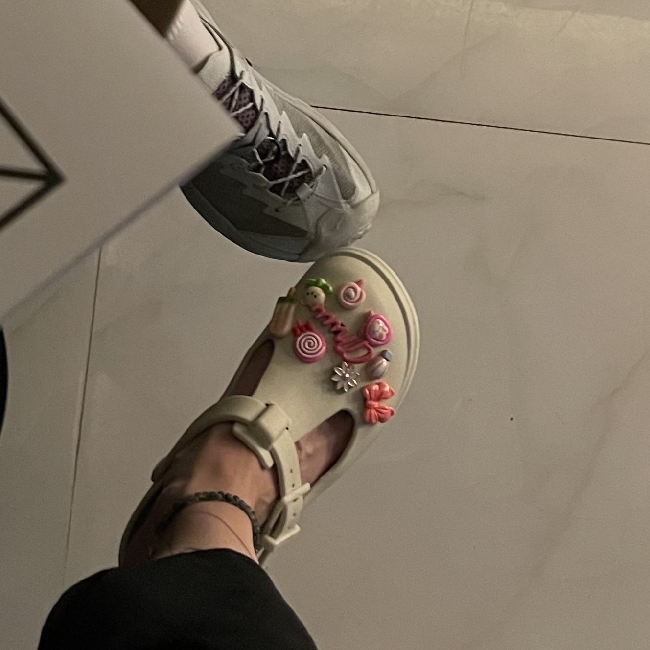 (W) Crocs Classic Mary Jane Clog Linen, (W) Hoka Hopara 2 Illusion 착용 스타일 - 1