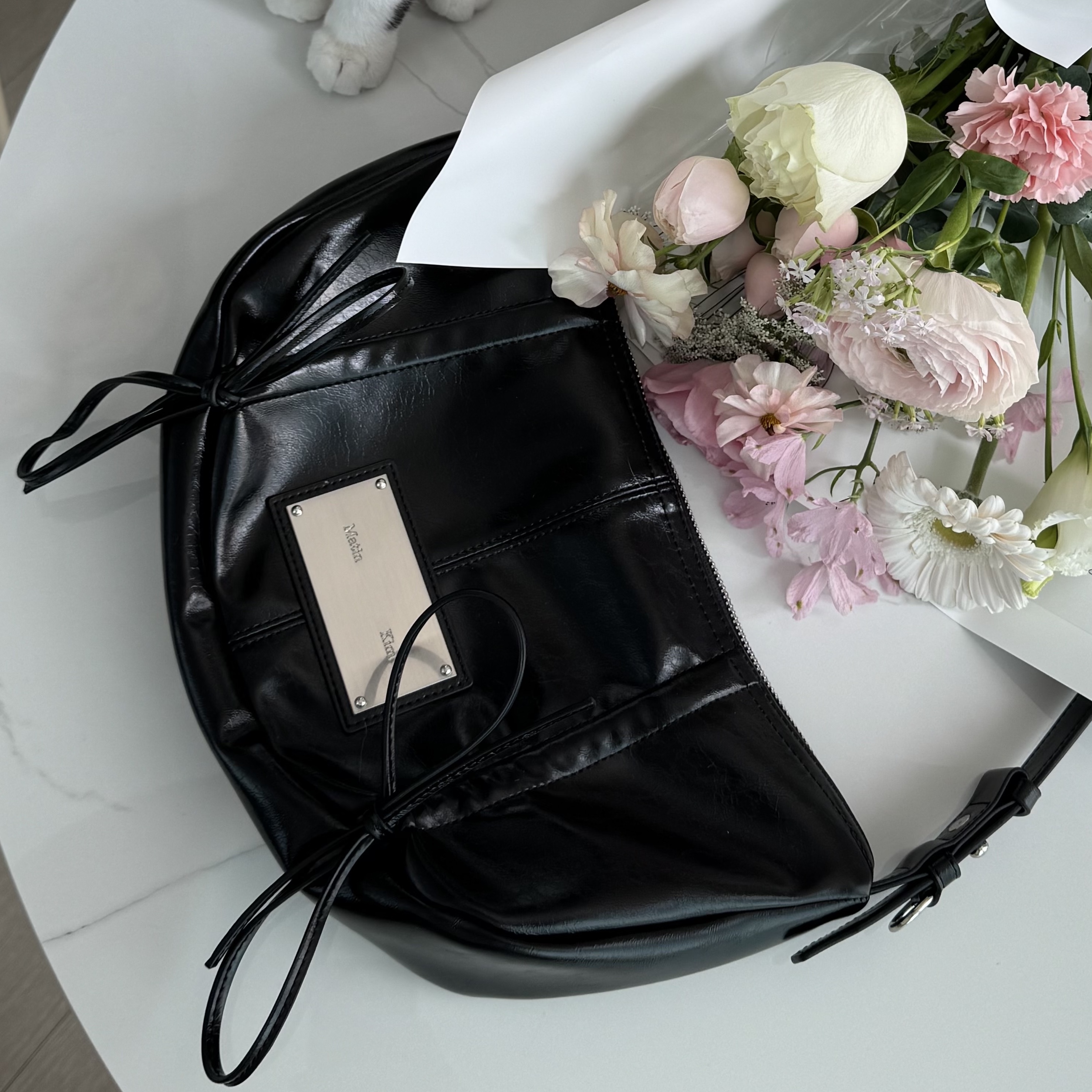 Matin Kim Half Shirring Ribbon Round Bag Black 착용 스타일