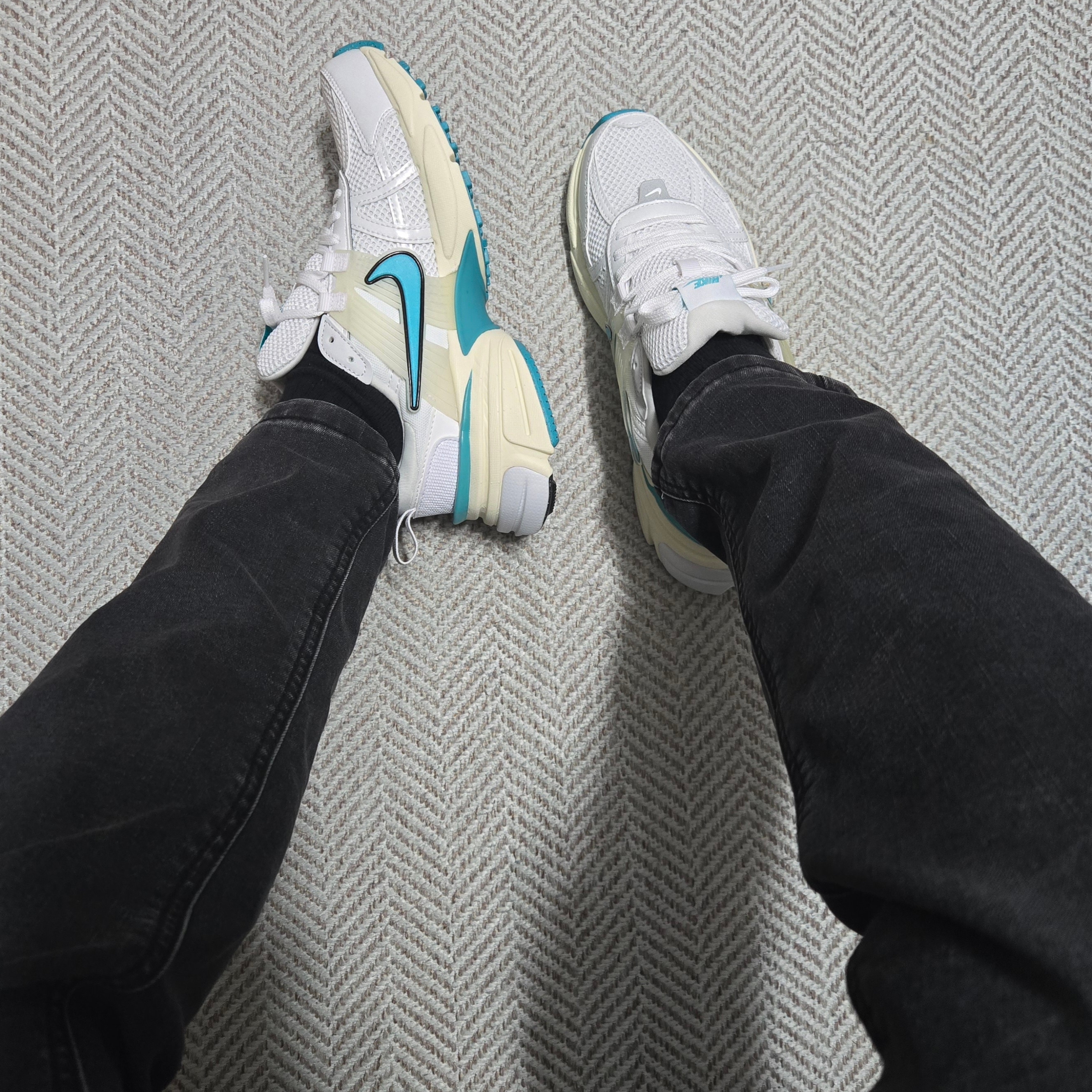 Nike V2K Run White Coconut Milk 착용 스타일 - 1