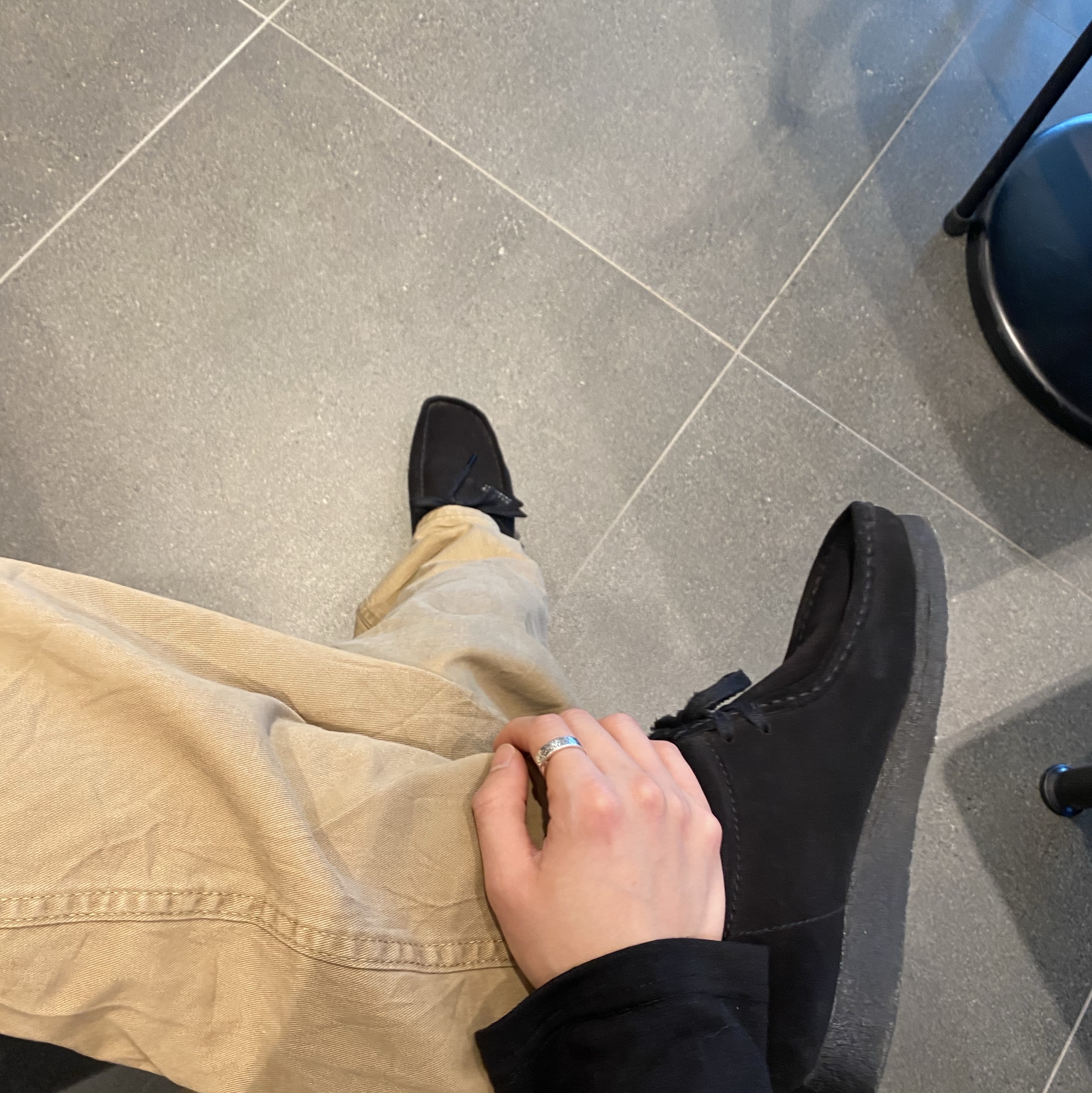 Clarks Wallabee Black Suede 착용 스타일 - 1