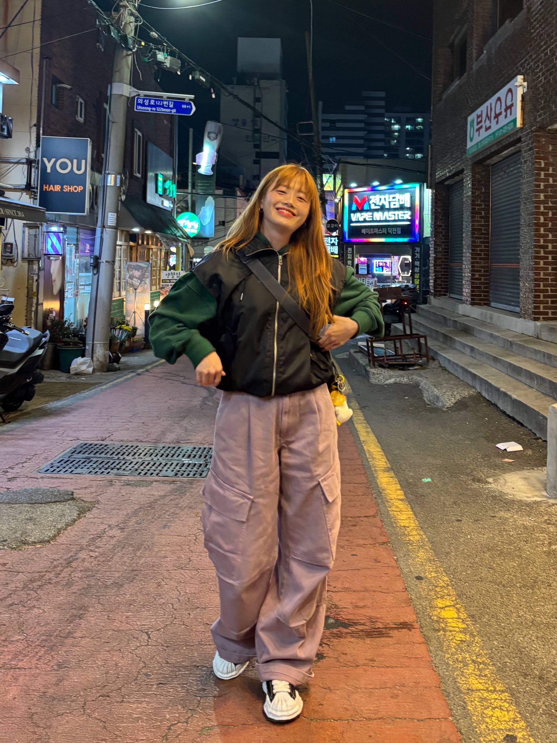 메종 미하라 야스히로 블레이키 OG 솔 캔버스 로우탑 스니커즈 블랙 화이트, 미스치프 라이트웨이트 플랫 크로스백 블랙 착용 스타일 - 2