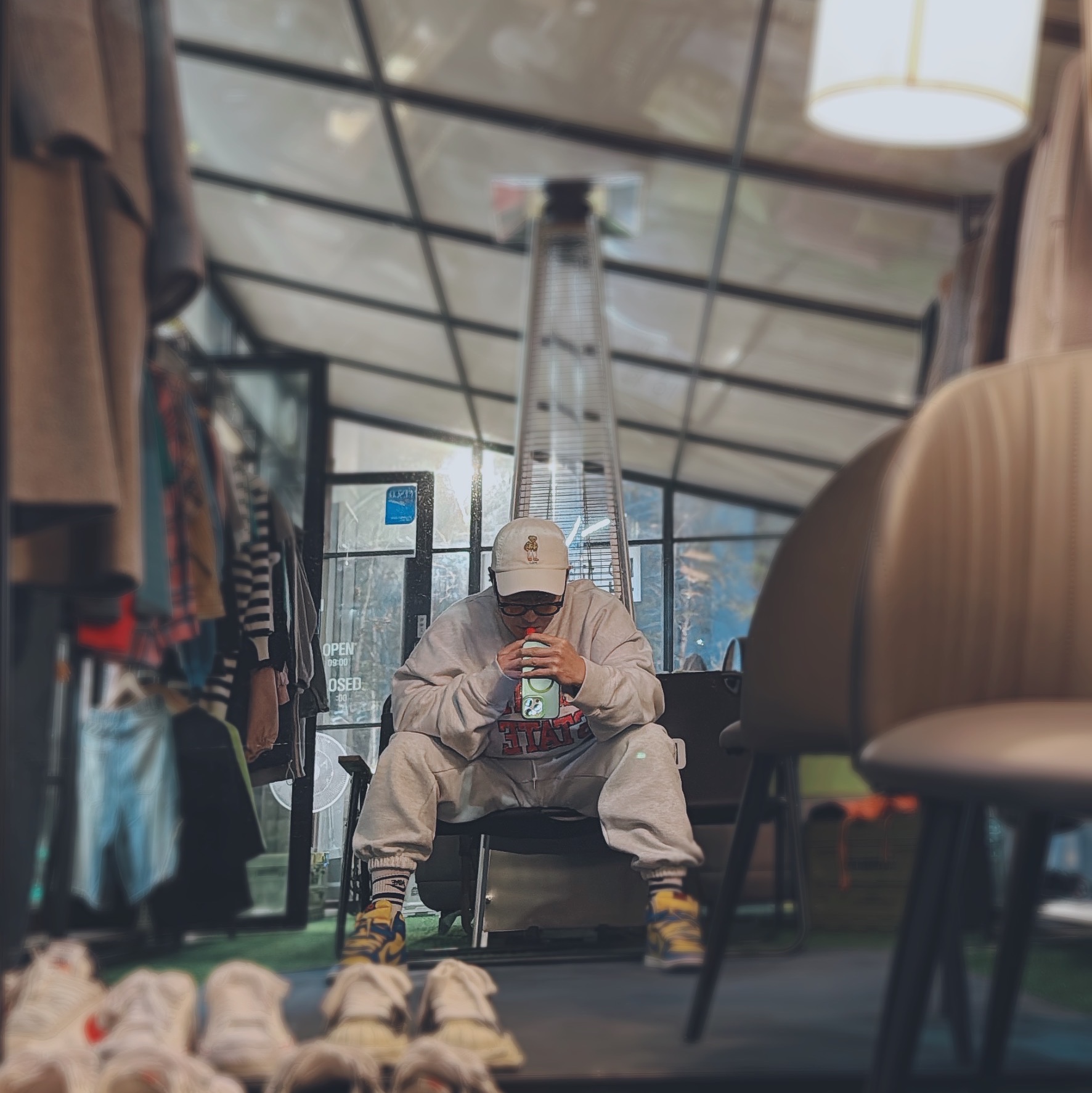Maison Mihara Yasuhiro Hank OG Sole Canvas Low-top Sneakers White, Maison Mihara Yasuhiro Blakey VL OG Sole Canvas Low-top Sneakers Black 착용 스타일 - 1