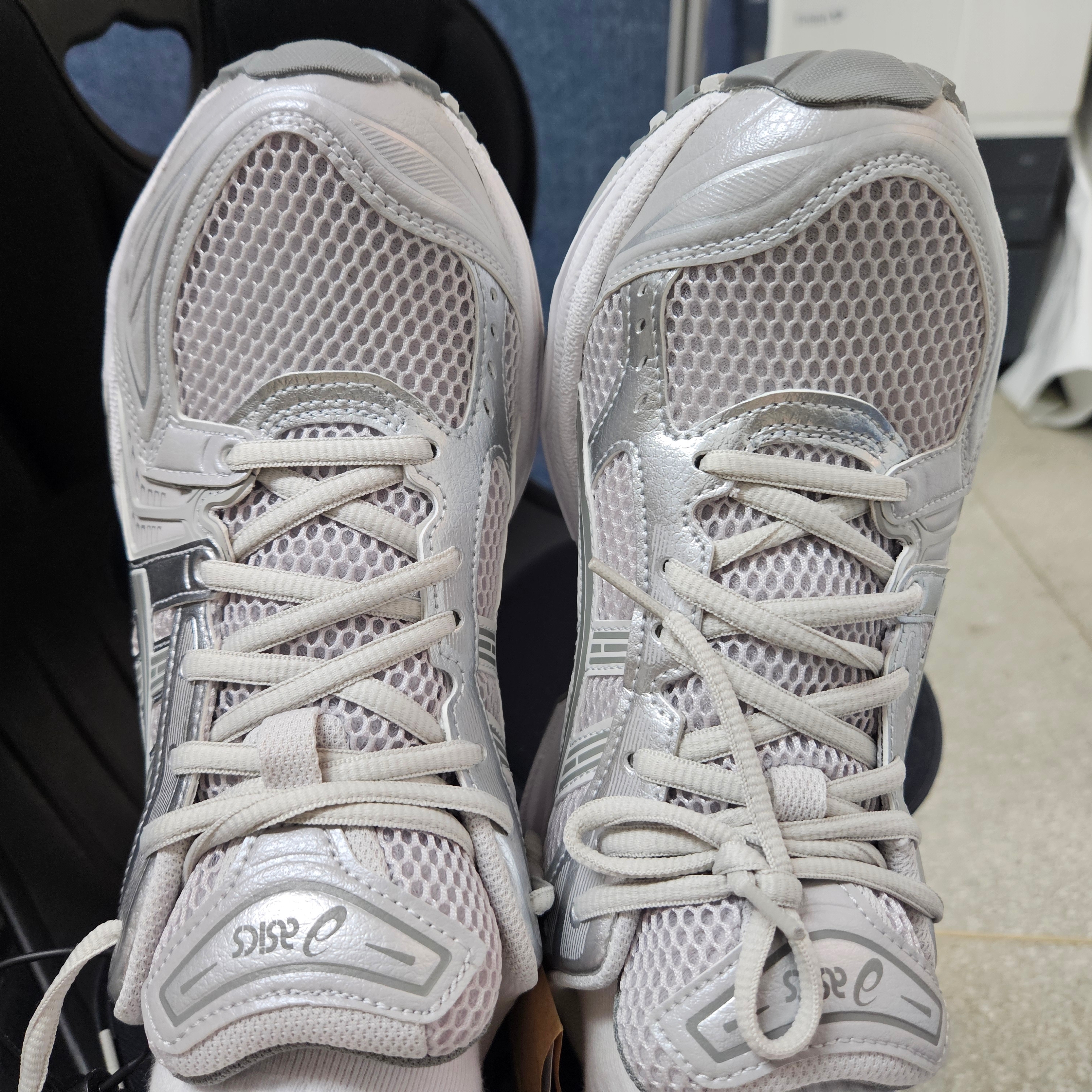 (W) Asics Gel-Kayano 14 Cloud Grey Clay Grey 착용 스타일 - 2